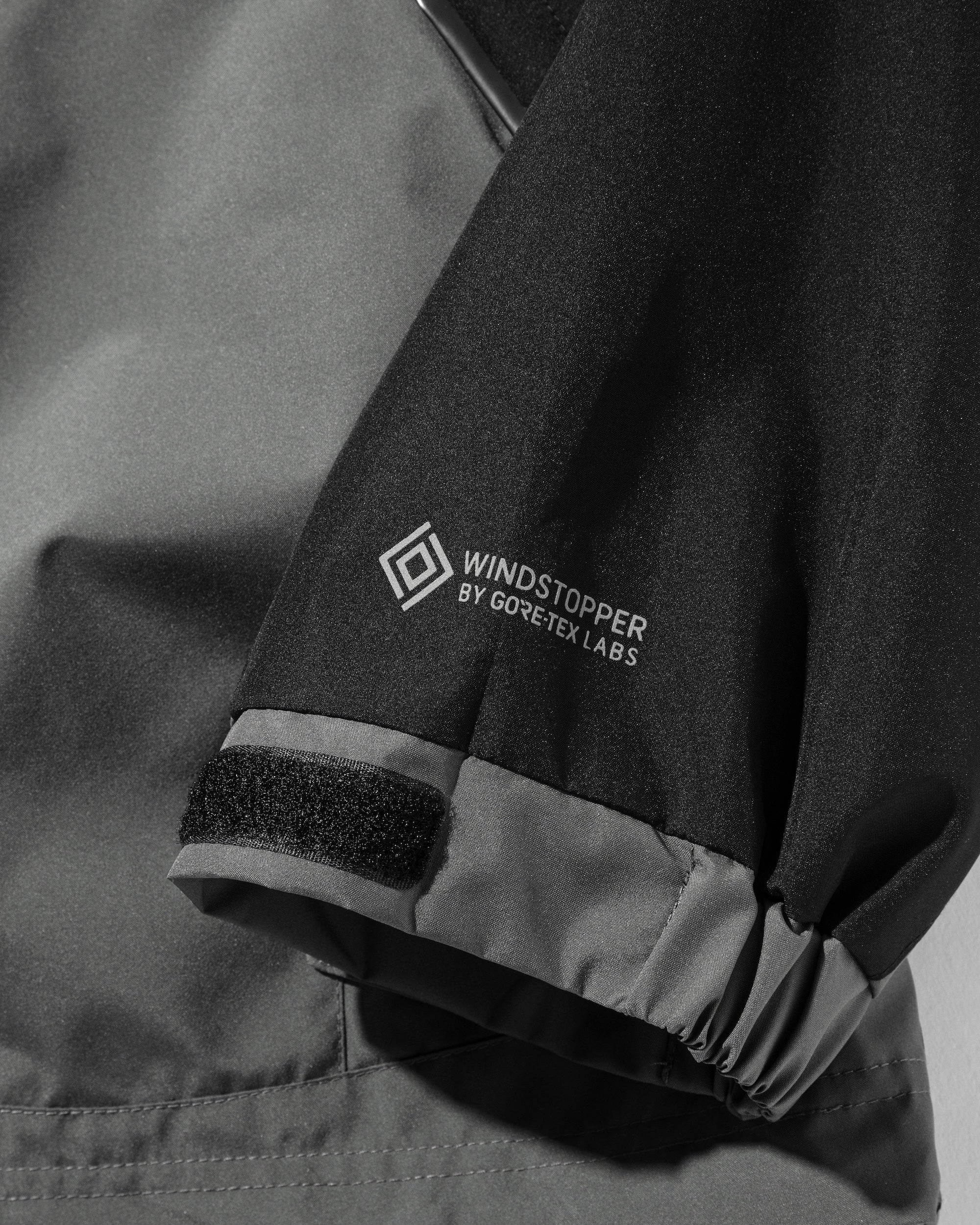 【9.3 WED 20:00- IN STOCK】+phenix WINDSTOPPER® by GORE-TEX LABS CITY MOUNTAIN PARKA (GRAPHAITE GRAY×BLACK)