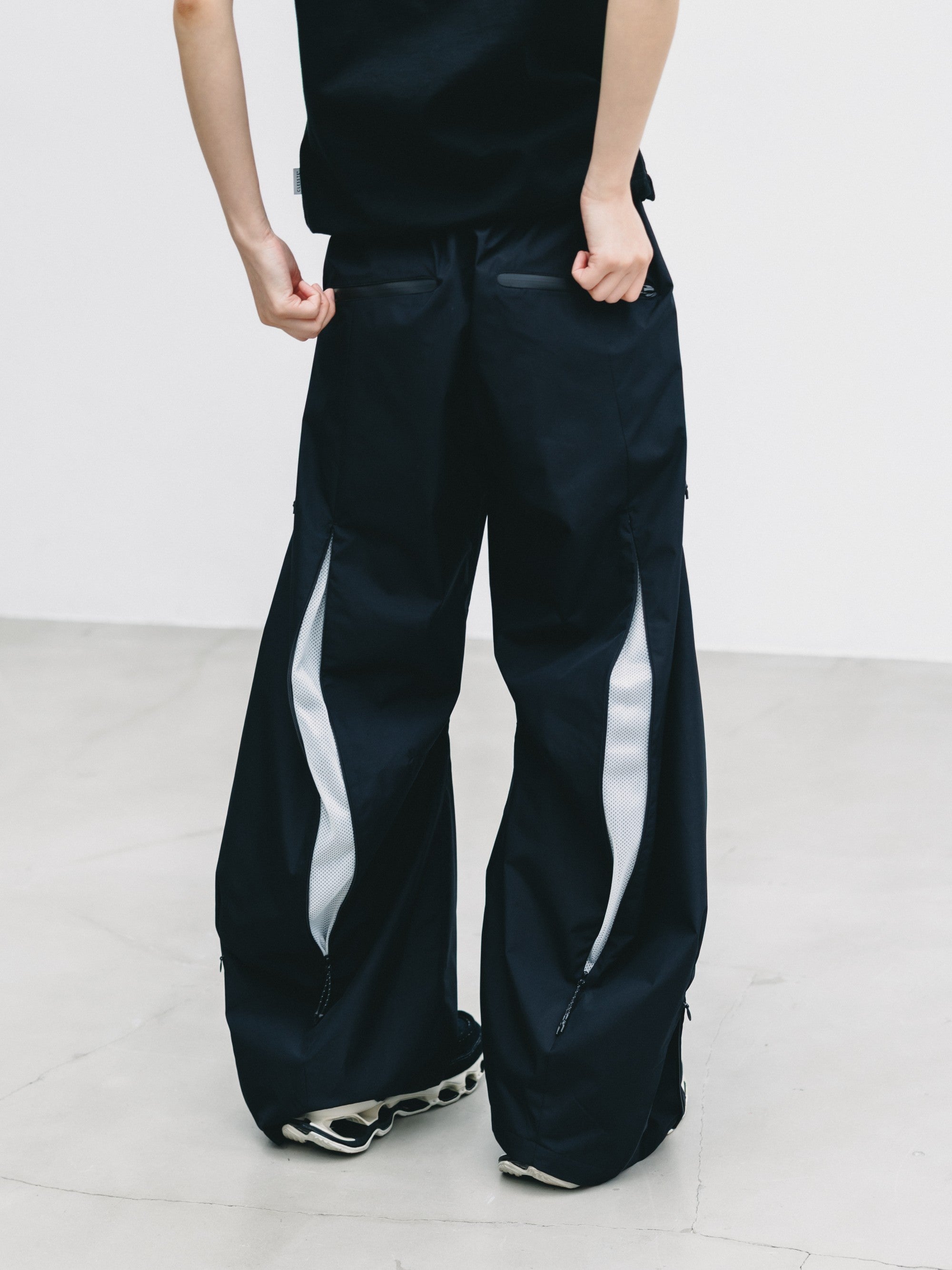 【9.2 WED 20:00- IN STOCK】+phenix WINDSTOPPER® by GORE-TEX LABS TWILL CITY BARREL LEG PANTS (BLACK×WHITE)