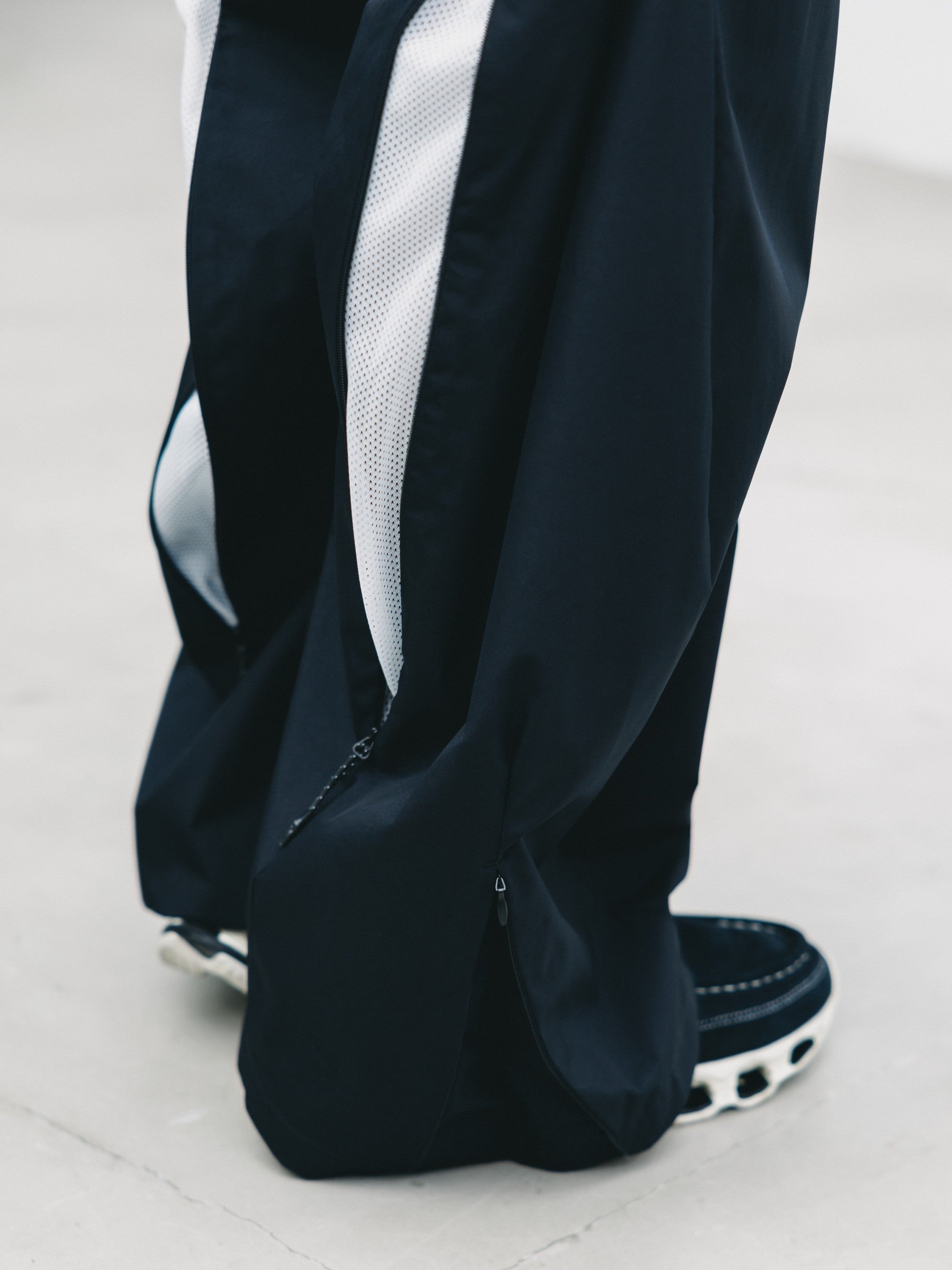 【9.2 WED 20:00- IN STOCK】+phenix WINDSTOPPER® by GORE-TEX LABS TWILL CITY BARREL LEG PANTS (BLACK×WHITE)