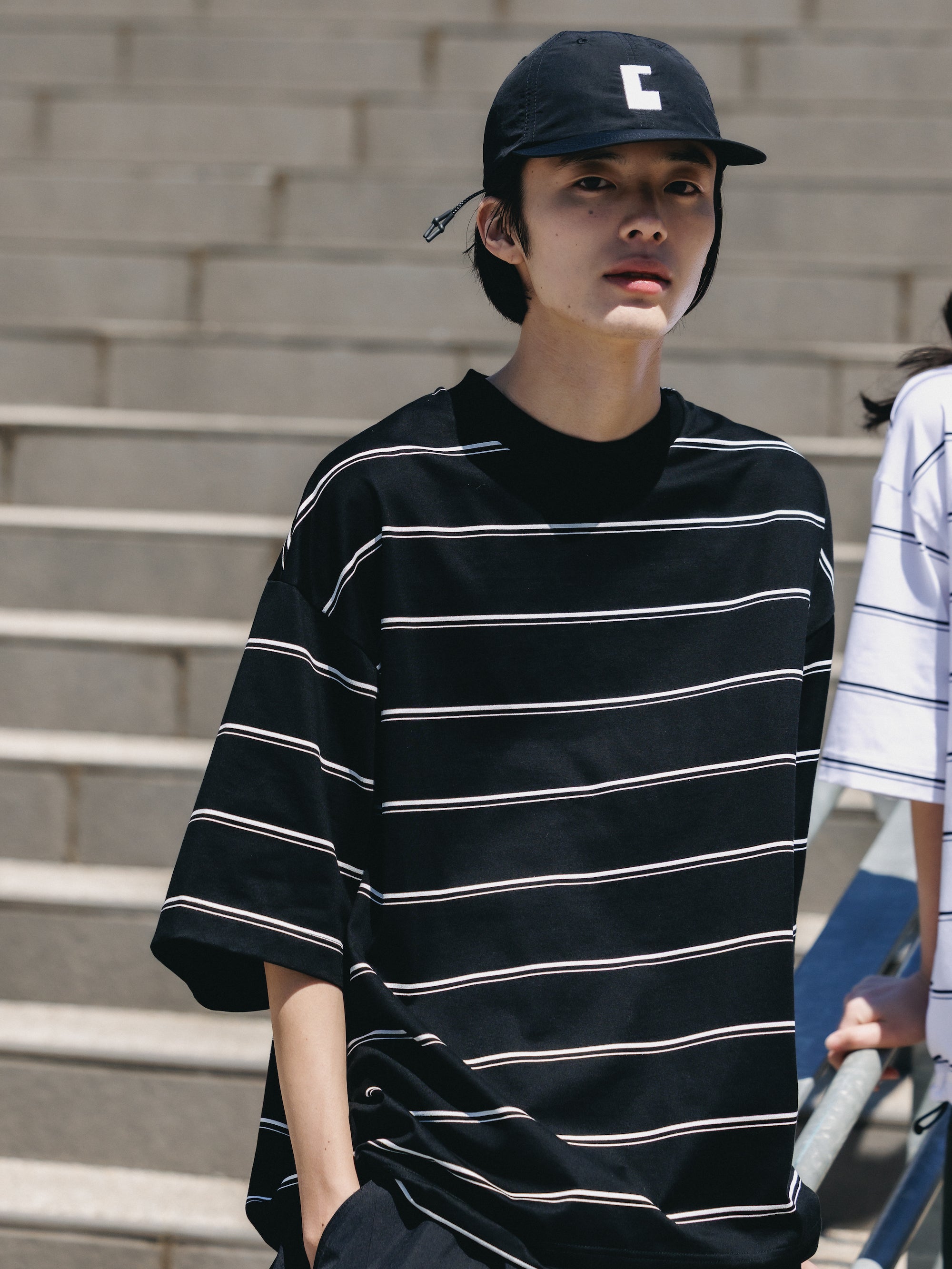 THICK THIN STRIPE S/S T-SHIRT WITH DRAWSTRINGS (BLACK)