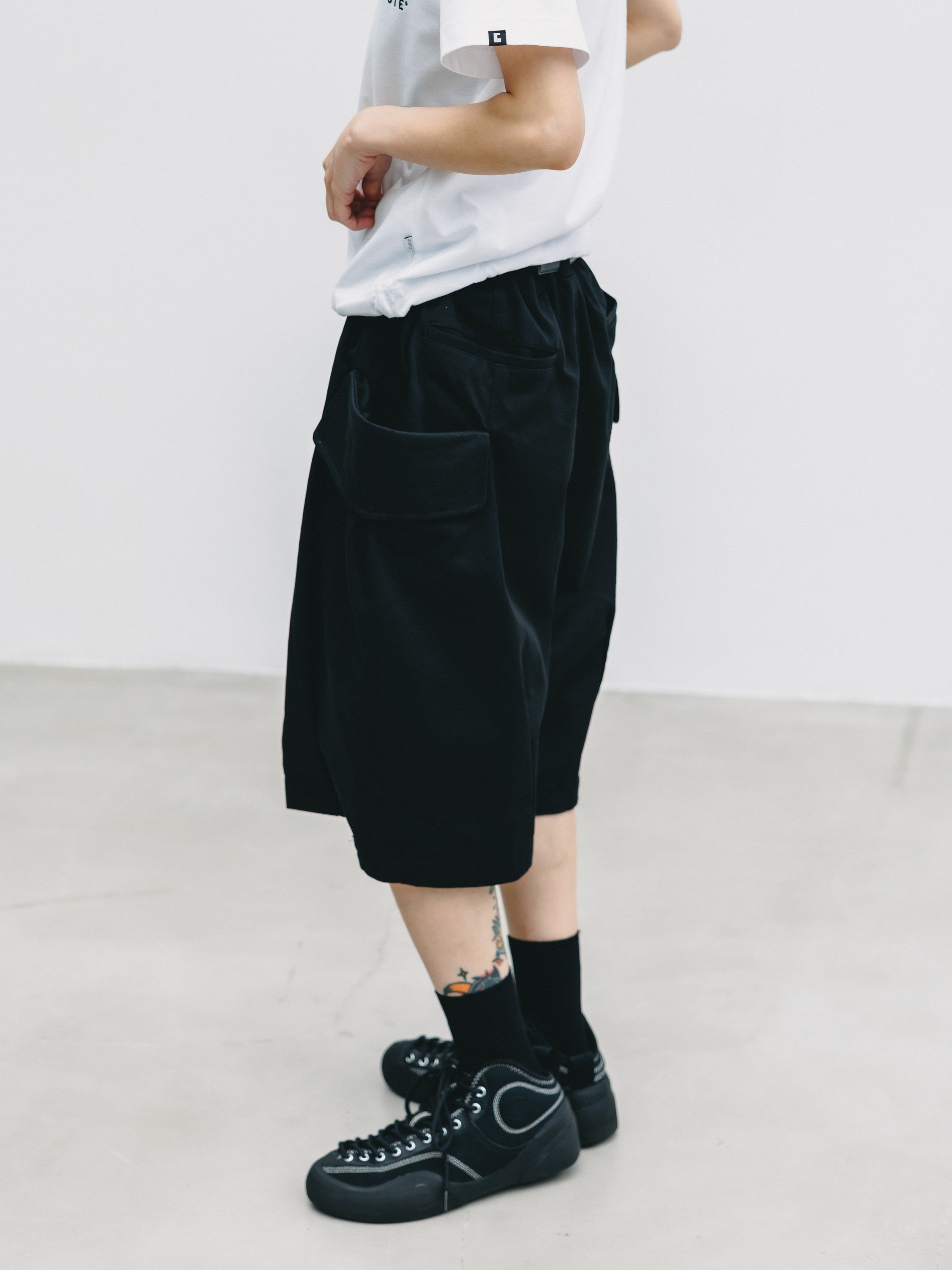 【6.24 WED 20:00- IN STOCK】FLAP WIDE BALLOON HALF PANTS (BLACK)