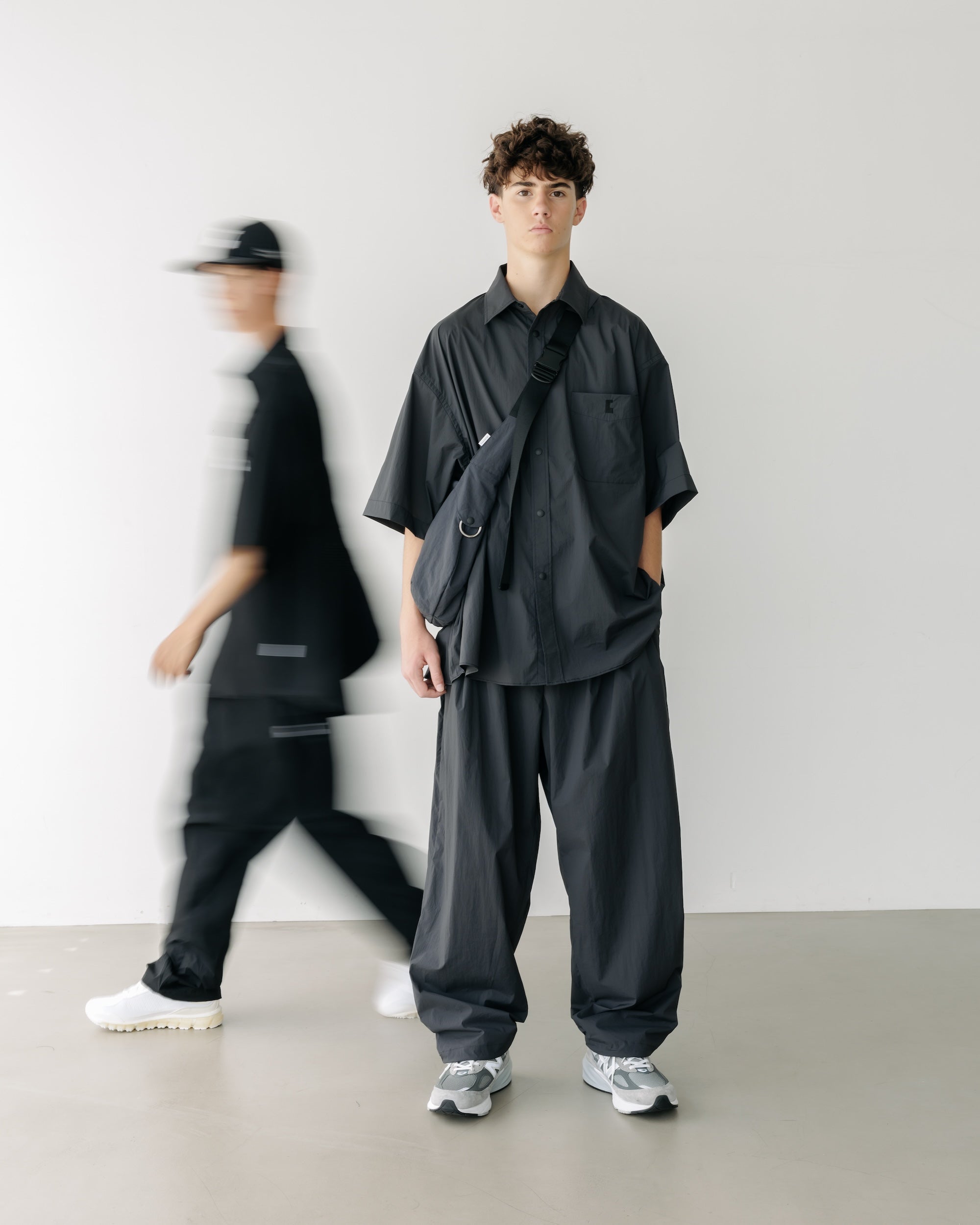 CRISPY NYLON CITY UNIFORM WIDE TAPERED PANTS (CHARCOAL)