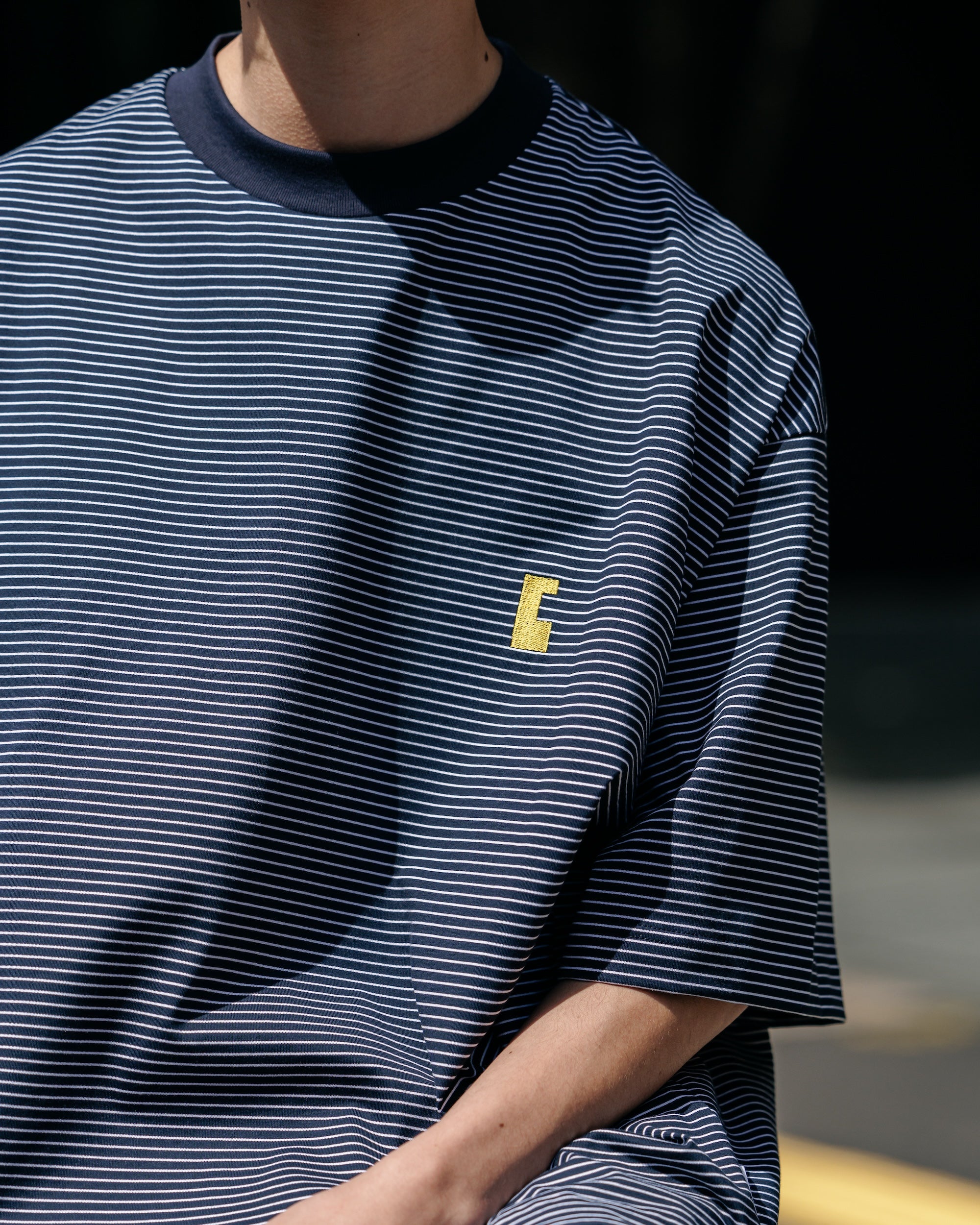 "C"STRIPED MASSIVE T-SHIRT WITH DRAWSTRINGS (NAVY×WHITE)