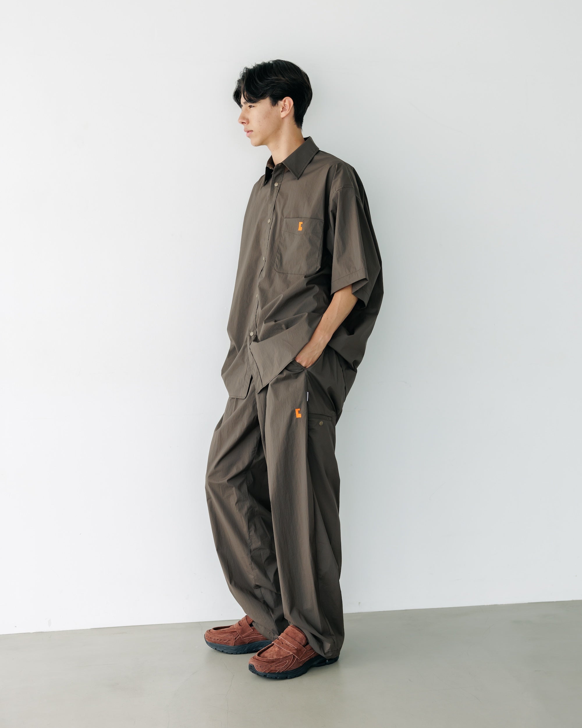 【FRAGSHIP STORE LIMITED】CRISPY NYLON CITY UNIFORM WIDE TAPERED PANTS (BROWN)