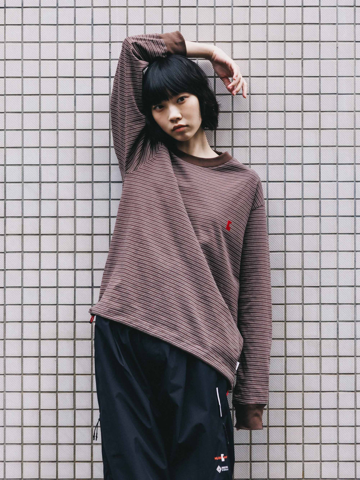 【10.4 SUN 20:00- IN STOCK】【LIMITED】 “YES G♡♡D MARKET" MICRO STRIPED L/S T-SHIRT WITH DRAWSTRINGS (BROWN)