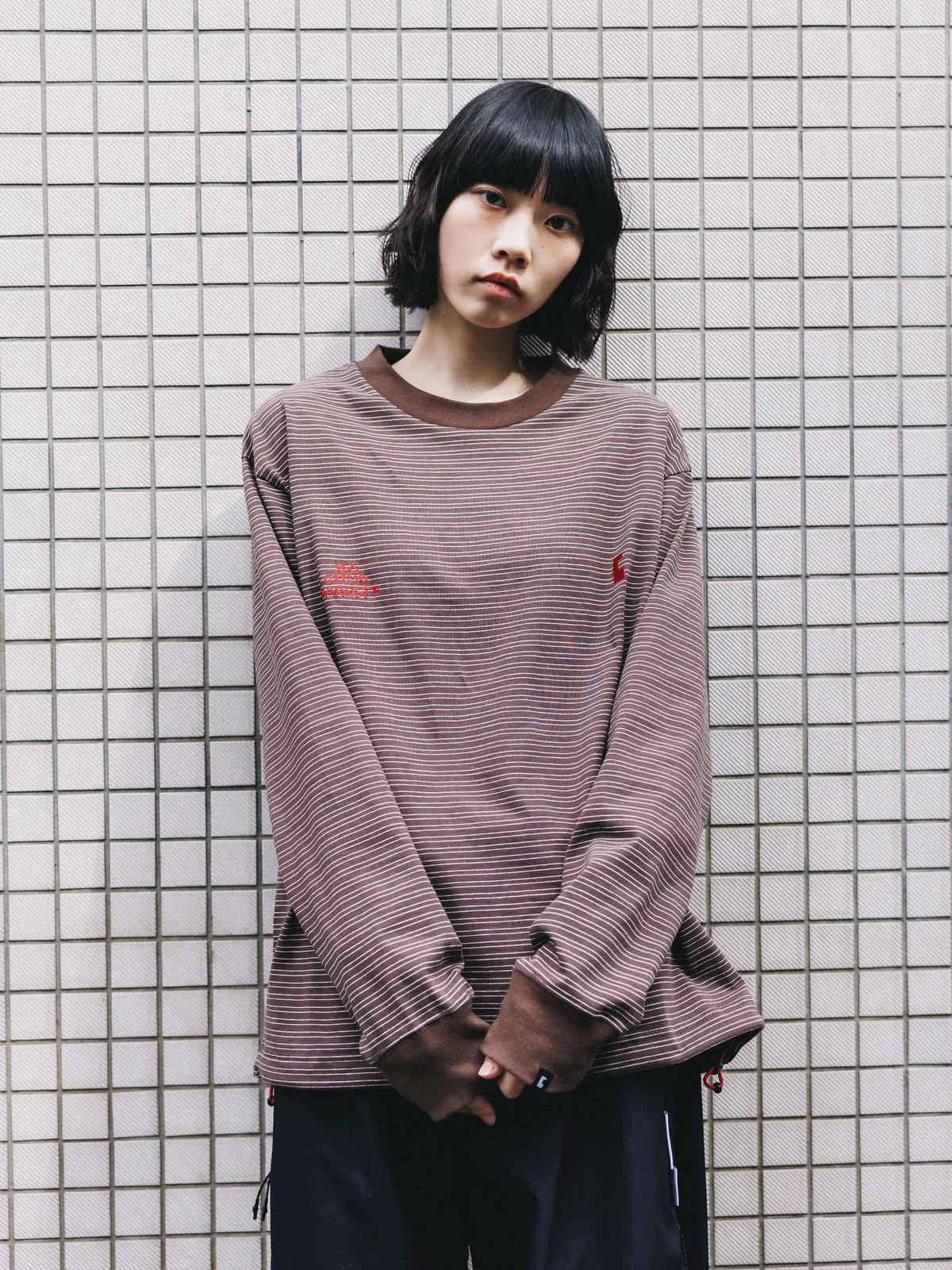 【10.4 SUN 20:00- IN STOCK】【LIMITED】 “YES G♡♡D MARKET" MICRO STRIPED L/S T-SHIRT WITH DRAWSTRINGS (BROWN)