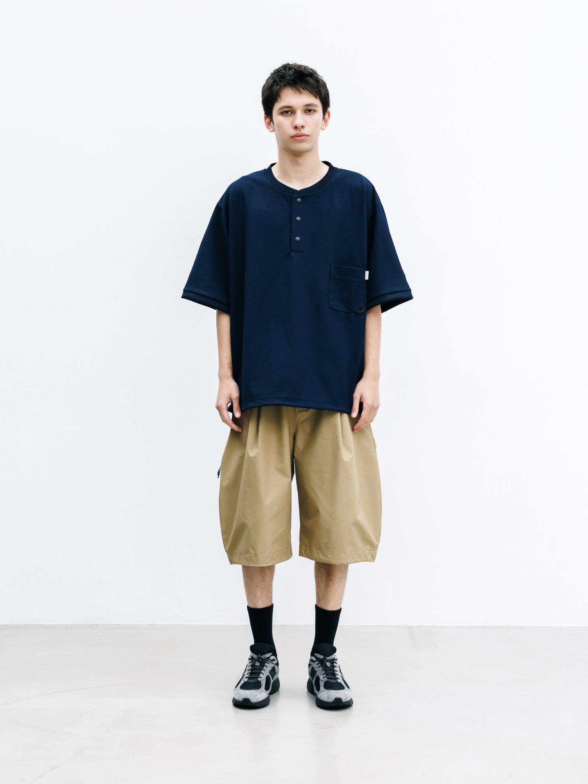 【8.12 WED 20:00- IN STOCK】ACTIVE CITY HENLEY NECK S/S T-SHIRT (NAVY)