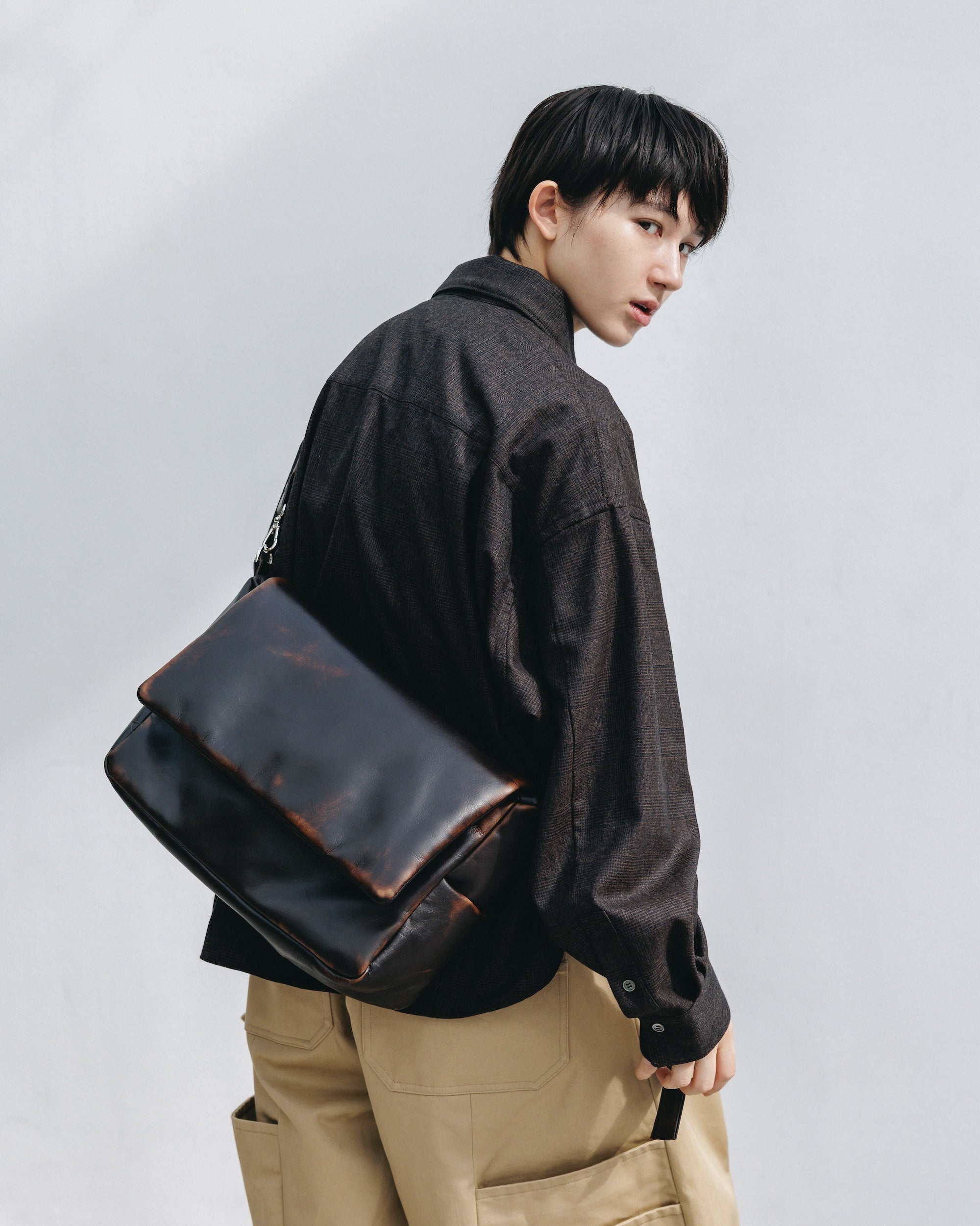 【12.10 WED 20:00- IN STOCK】VINTAGE LEATHER PADDED FLAP HOLIDAY BAG (BROWN)