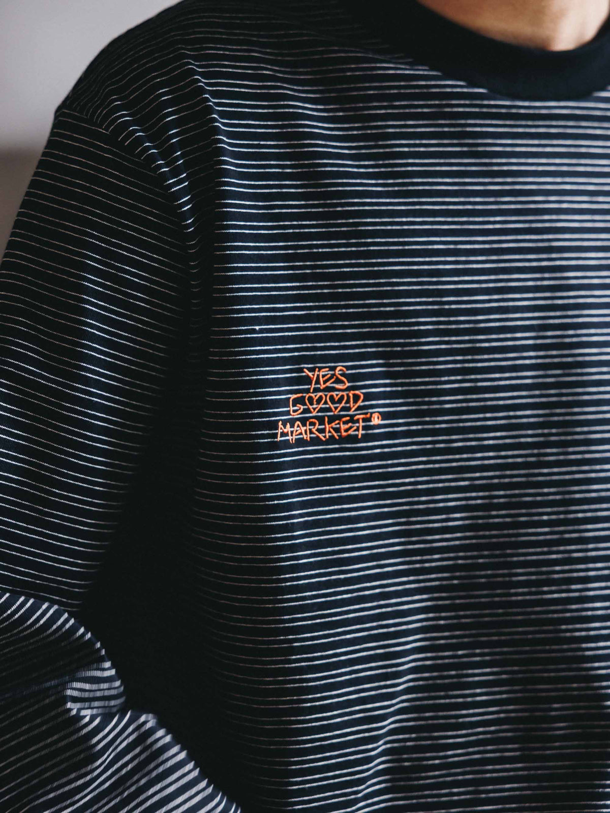 【10.4 SUN 20:00- IN STOCK】【LIMITED】 “YES G♡♡D MARKET" MICRO STRIPED L/S T-SHIRT WITH DRAWSTRINGS (BLACK)