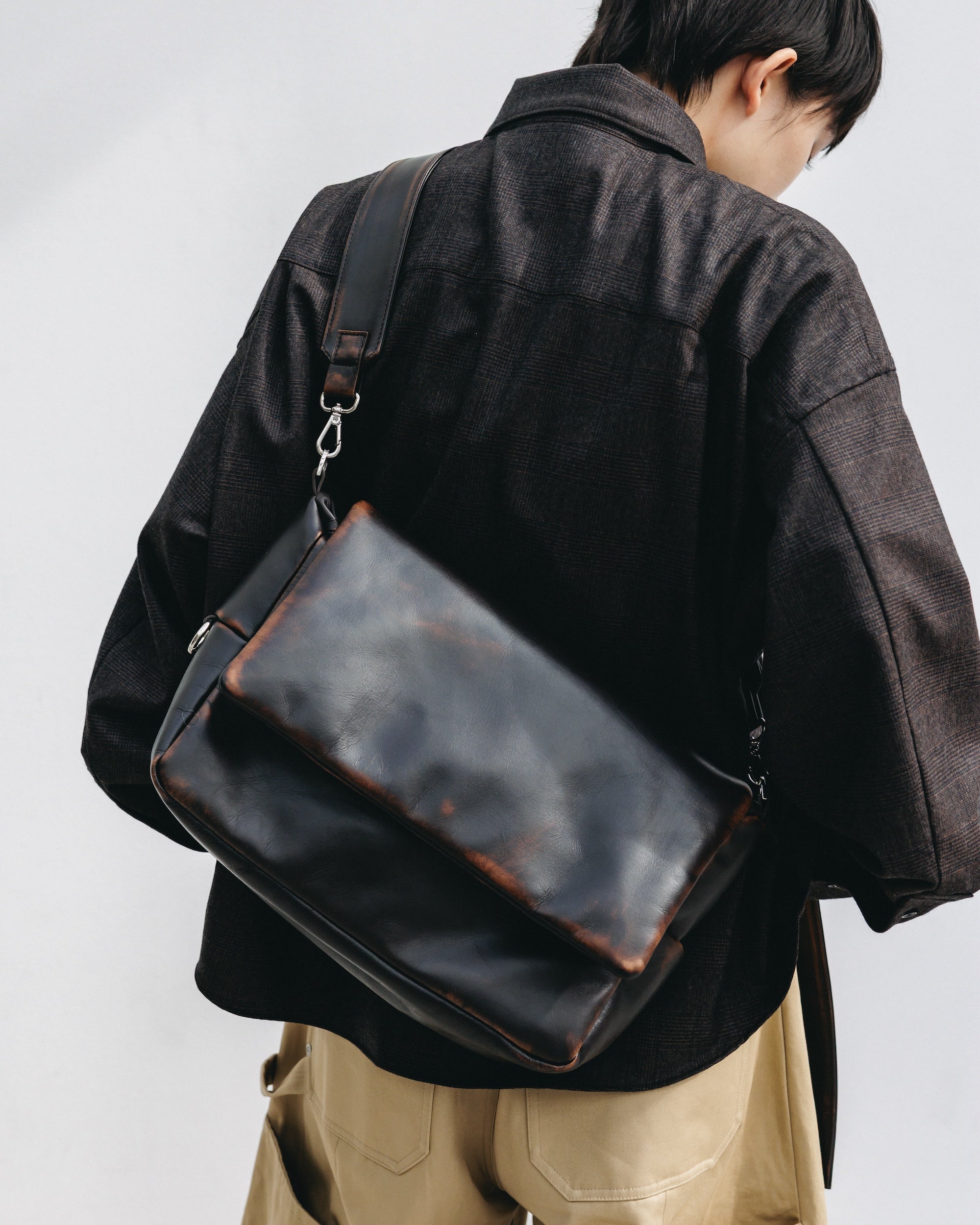 【12.10 WED 20:00- IN STOCK】VINTAGE LEATHER PADDED FLAP HOLIDAY BAG (BROWN)