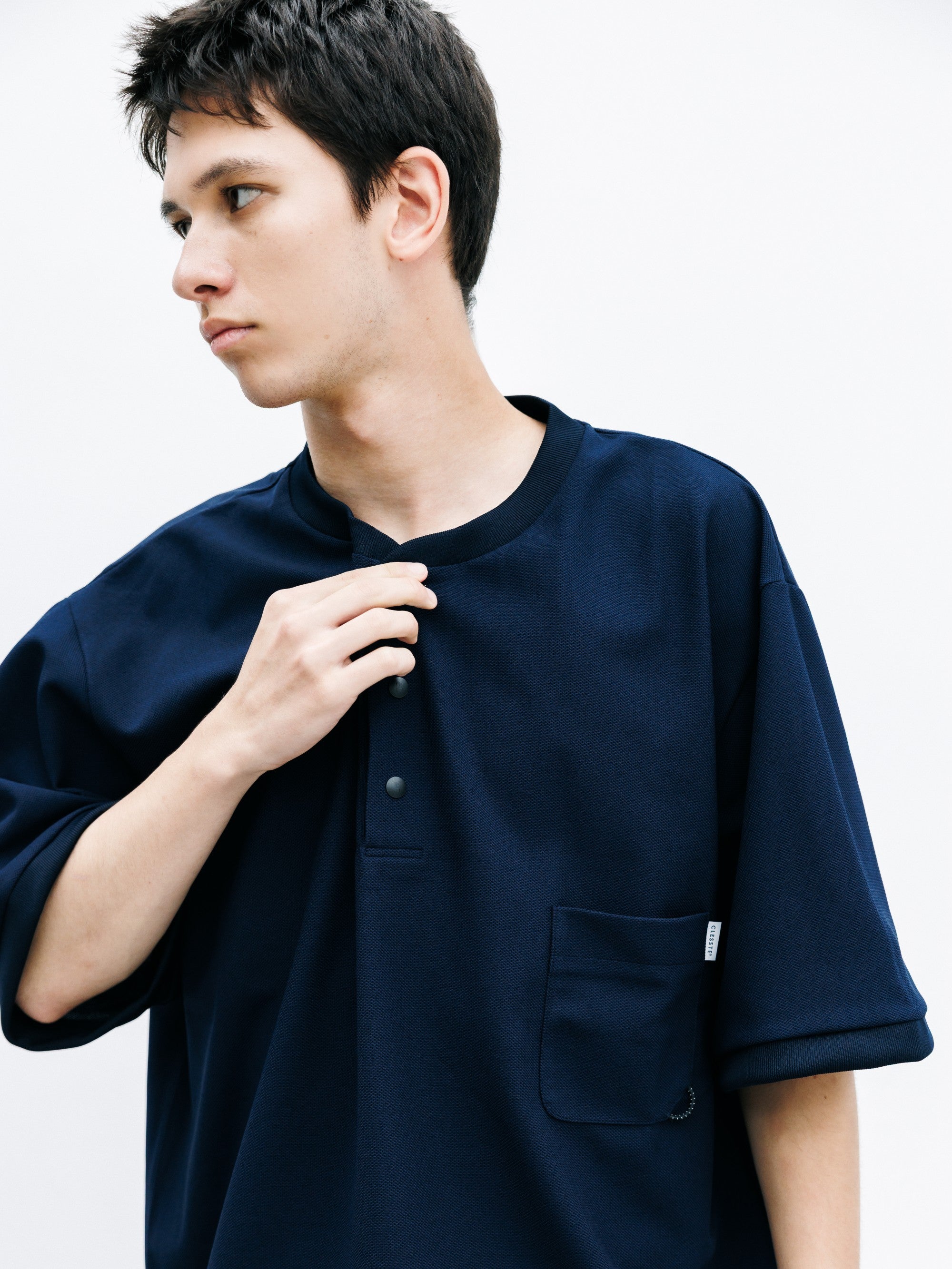 【8.12 WED 20:00- IN STOCK】ACTIVE CITY HENLEY NECK S/S T-SHIRT (NAVY)