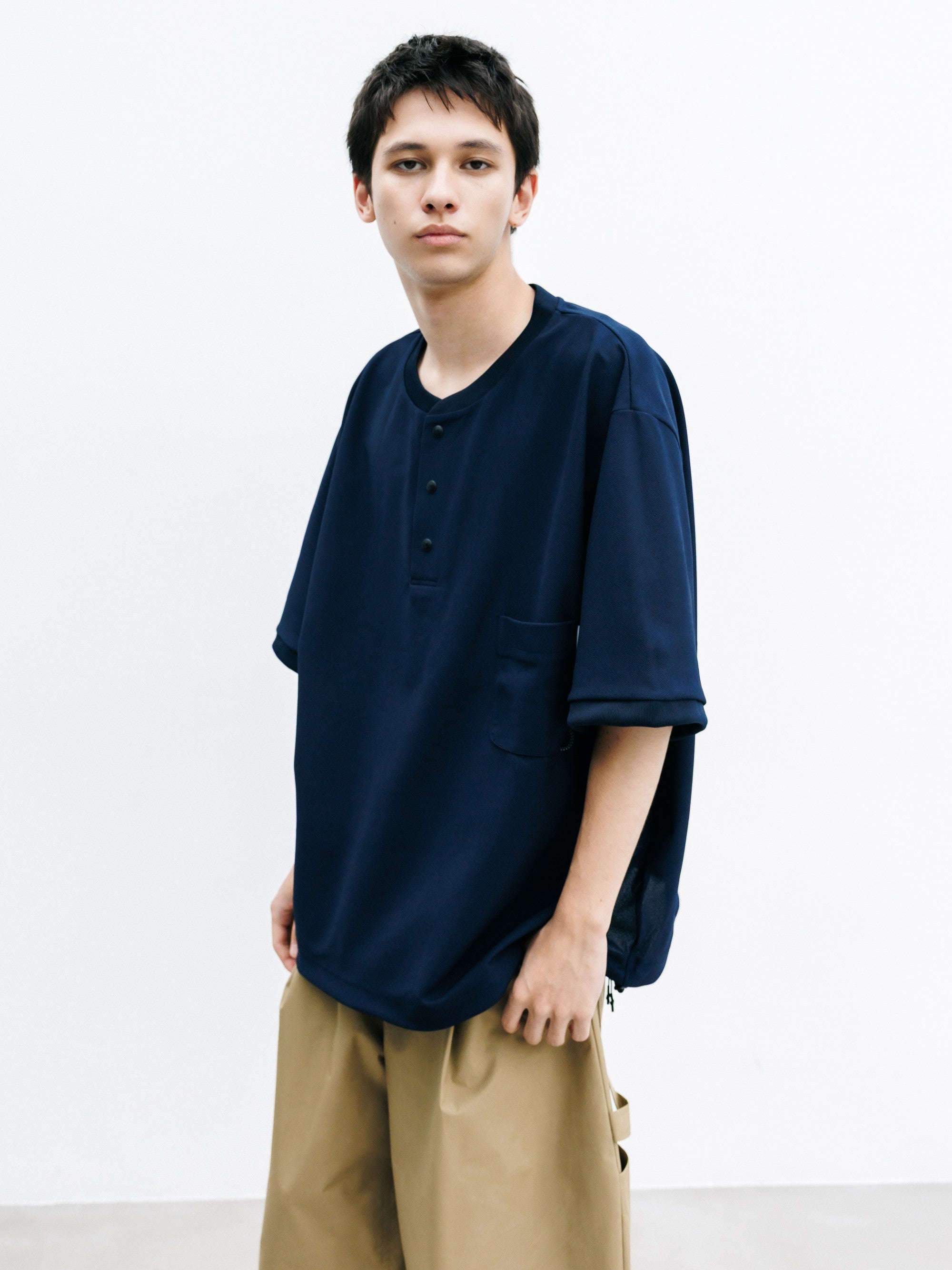 【8.12 WED 20:00- IN STOCK】ACTIVE CITY HENLEY NECK S/S T-SHIRT (NAVY)