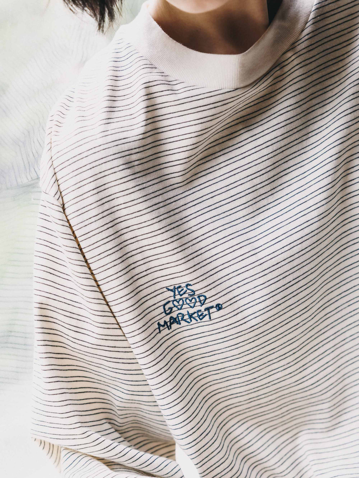 【10.4 SUN 20:00- IN STOCK】【LIMITED】 “YES G♡♡D MARKET" MICRO STRIPED L/S T-SHIRT WITH DRAWSTRINGS (IVORY)
