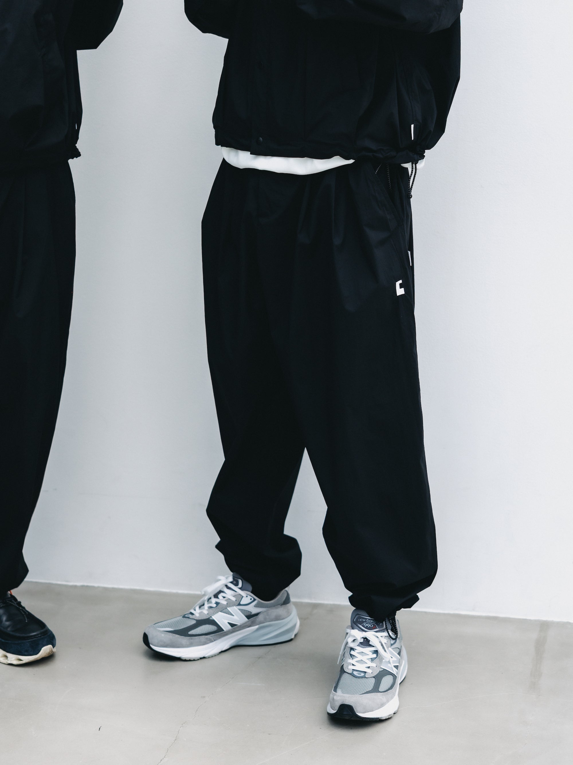 "C” CRISPY NYLON CITY UNIFORM WIDE TAPERED PANTS (BLACK×WHITE)