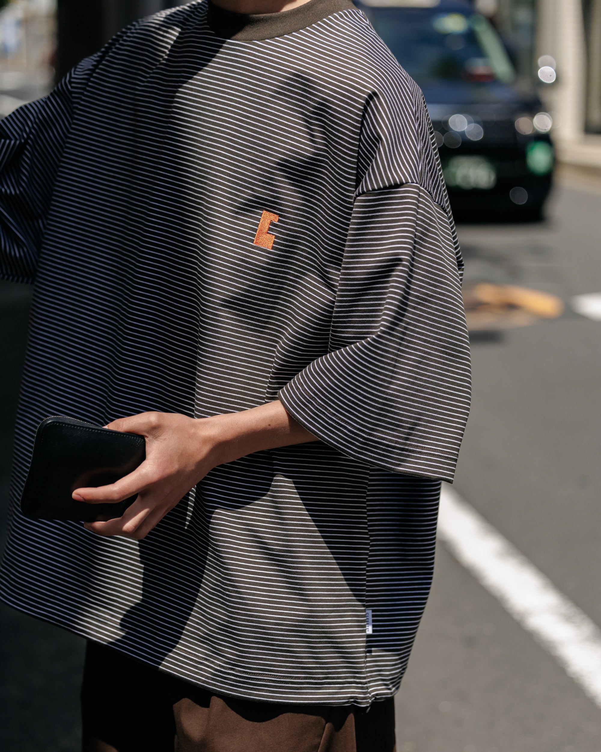 【7.30 WED 20:00- IN STOCK】"C"STRIPED MASSIVE T-SHIRT WITH DRAWSTRINGS (BROWN×WHITE)
