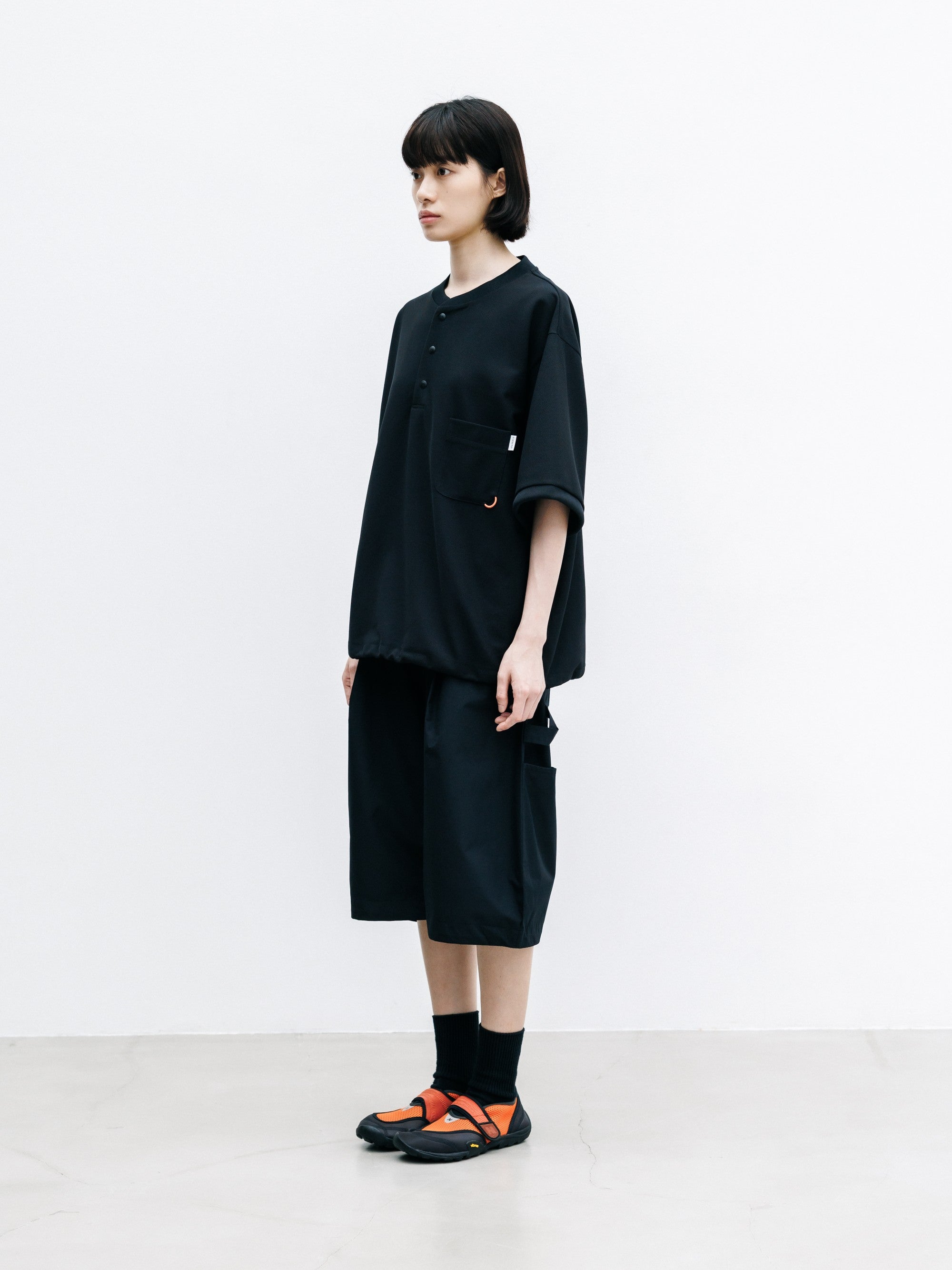 【8.12 WED 20:00- IN STOCK】ACTIVE CITY HENLEY NECK S/S T-SHIRT (BLACK)