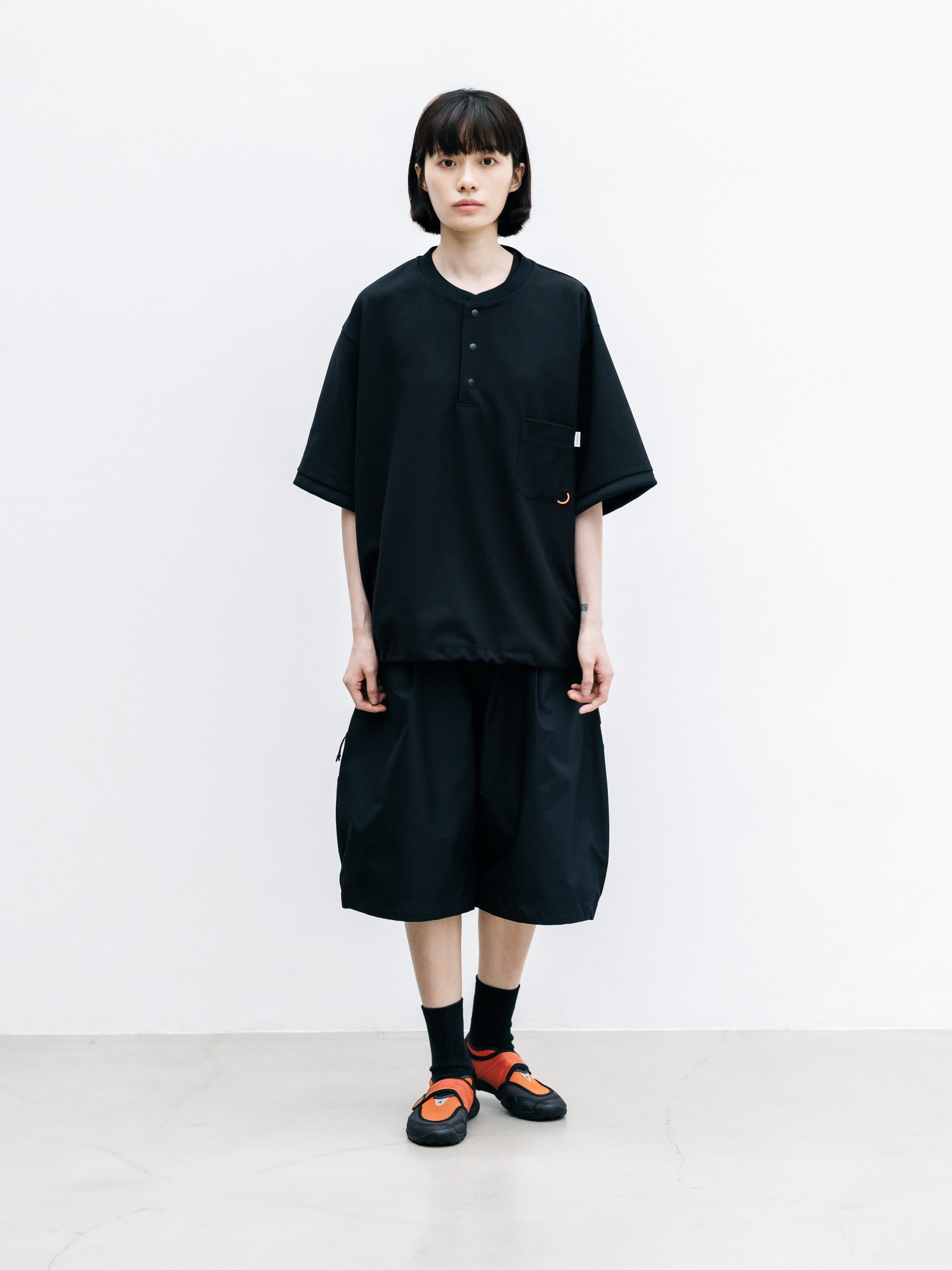 【8.12 WED 20:00- IN STOCK】ACTIVE CITY HENLEY NECK S/S T-SHIRT (BLACK)