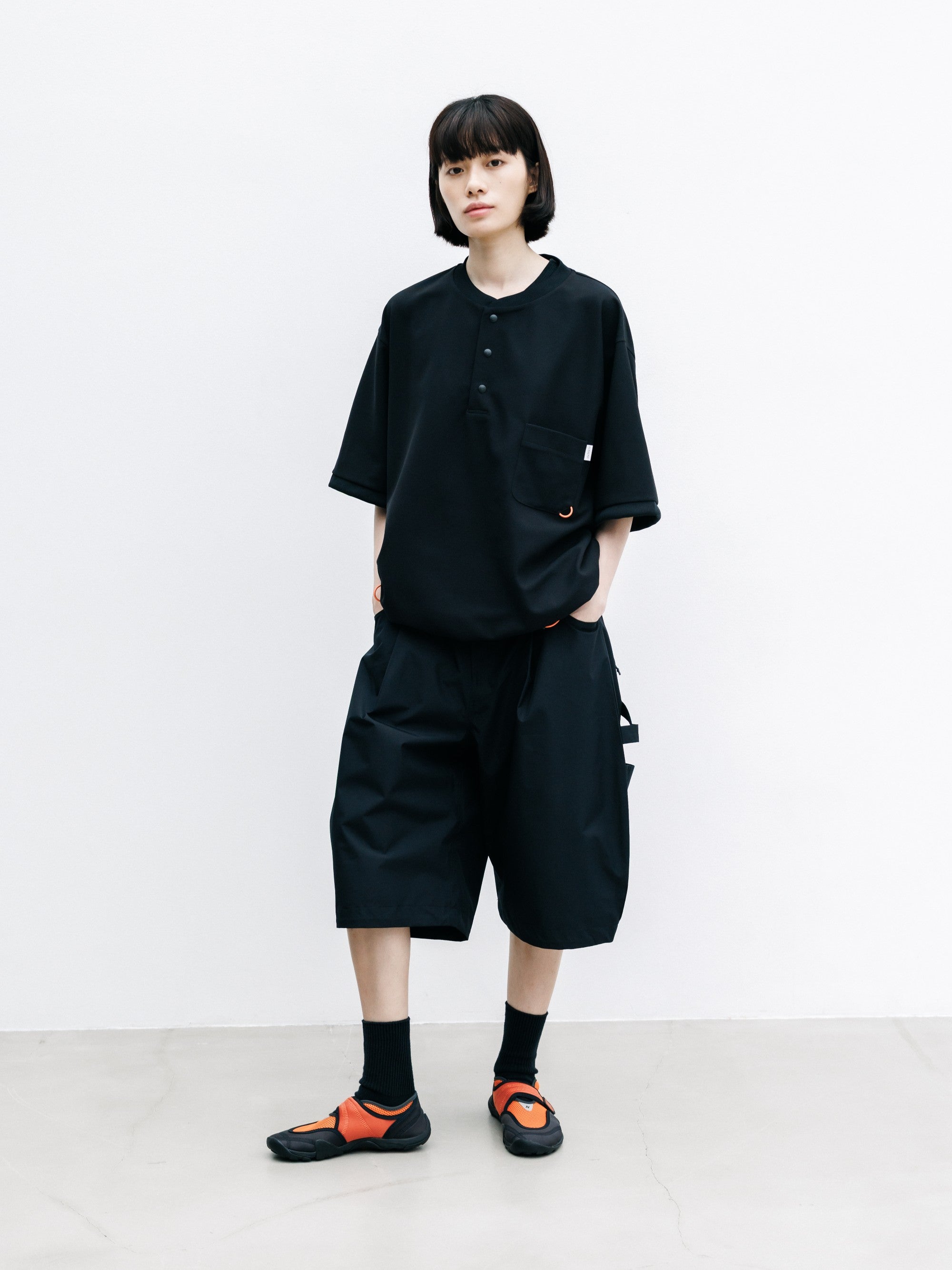 【8.12 WED 20:00- IN STOCK】ACTIVE CITY HENLEY NECK S/S T-SHIRT (BLACK)