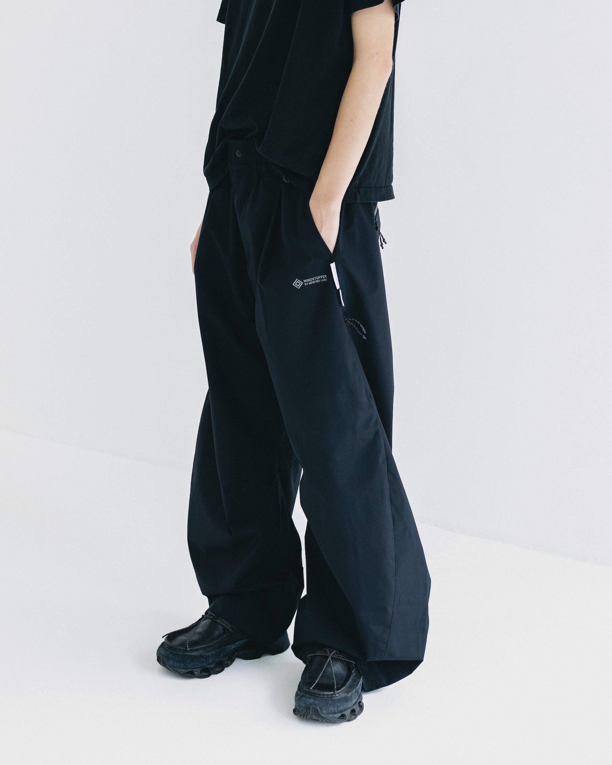 +phenix WINDSTOPPER® by GORE-TEX LABS CITY BARREL LEG PANTS (BLACK)