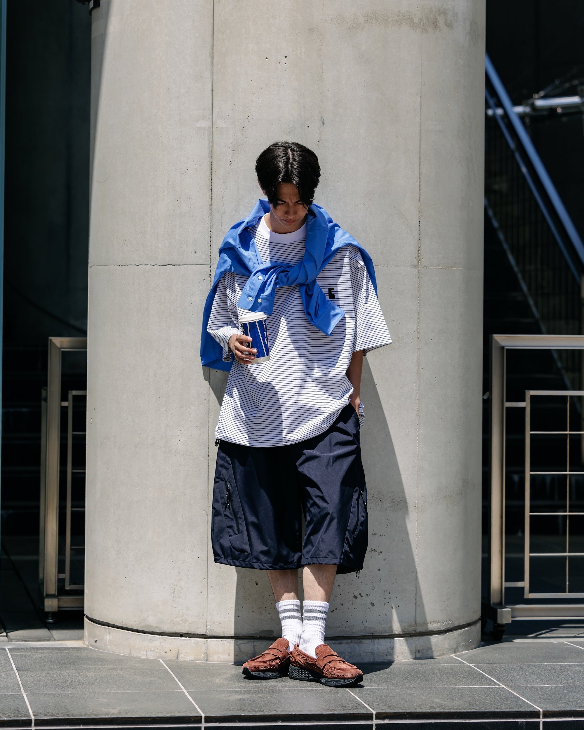 "C"STRIPED MASSIVE T-SHIRT WITH DRAWSTRINGS (WHITE×BLACK)