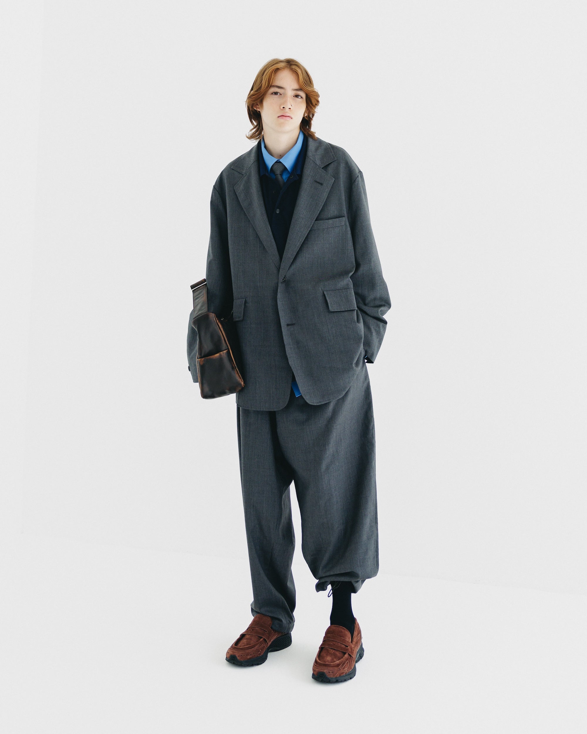 【9.6 SAT 20:00- IN STOCK】WOOL GABARDINE CITY UNIFORM WIDE TAPERED PANTS (GRAY)