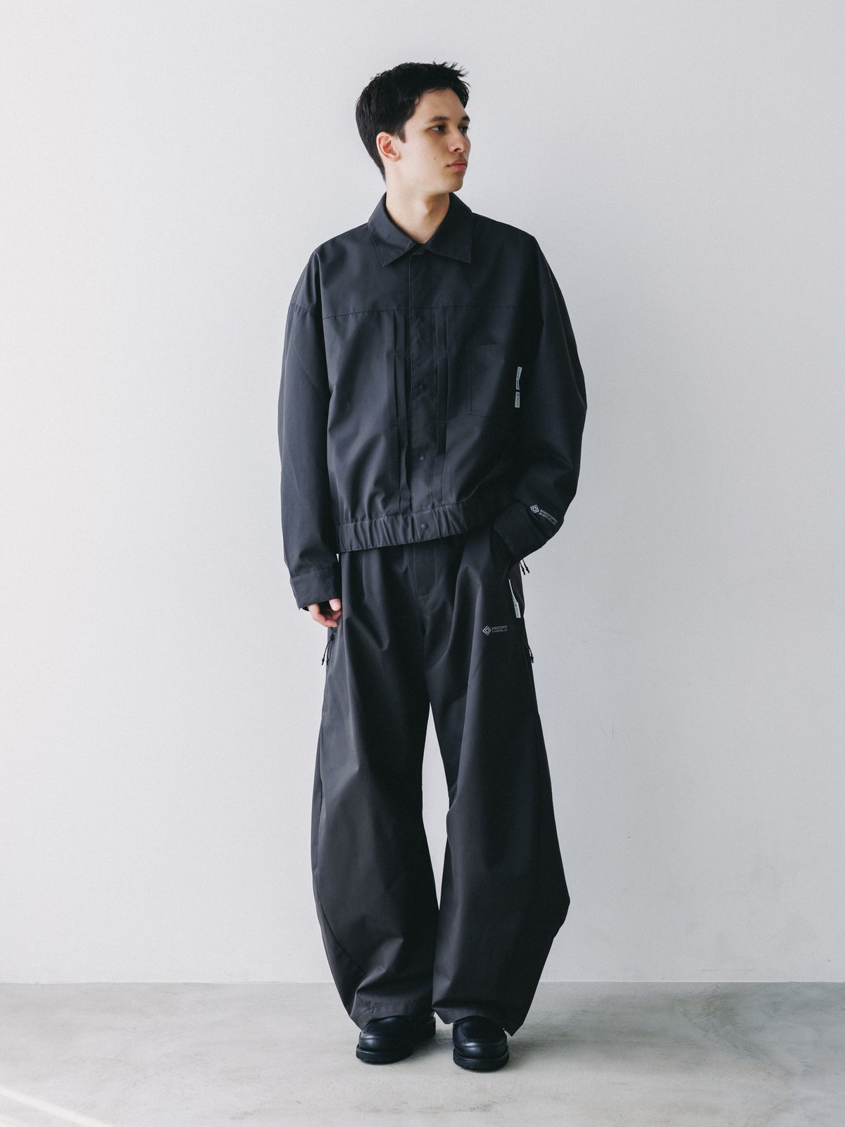 【10.17 SAT 20:00- IN STOCK】 +phenix WINDSTOPPER® by GORE-TEX LABS TWILL CITY BARREL LEG PANTS (SHADOW GRAY)