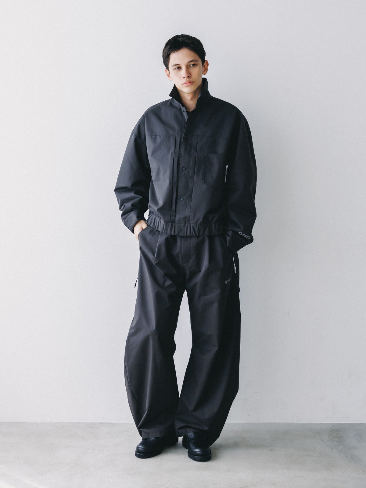 【10.17 SAT 20:00- IN STOCK】 +phenix WINDSTOPPER® by GORE-TEX LABS TWILL CITY BARREL LEG PANTS (SHADOW GRAY)