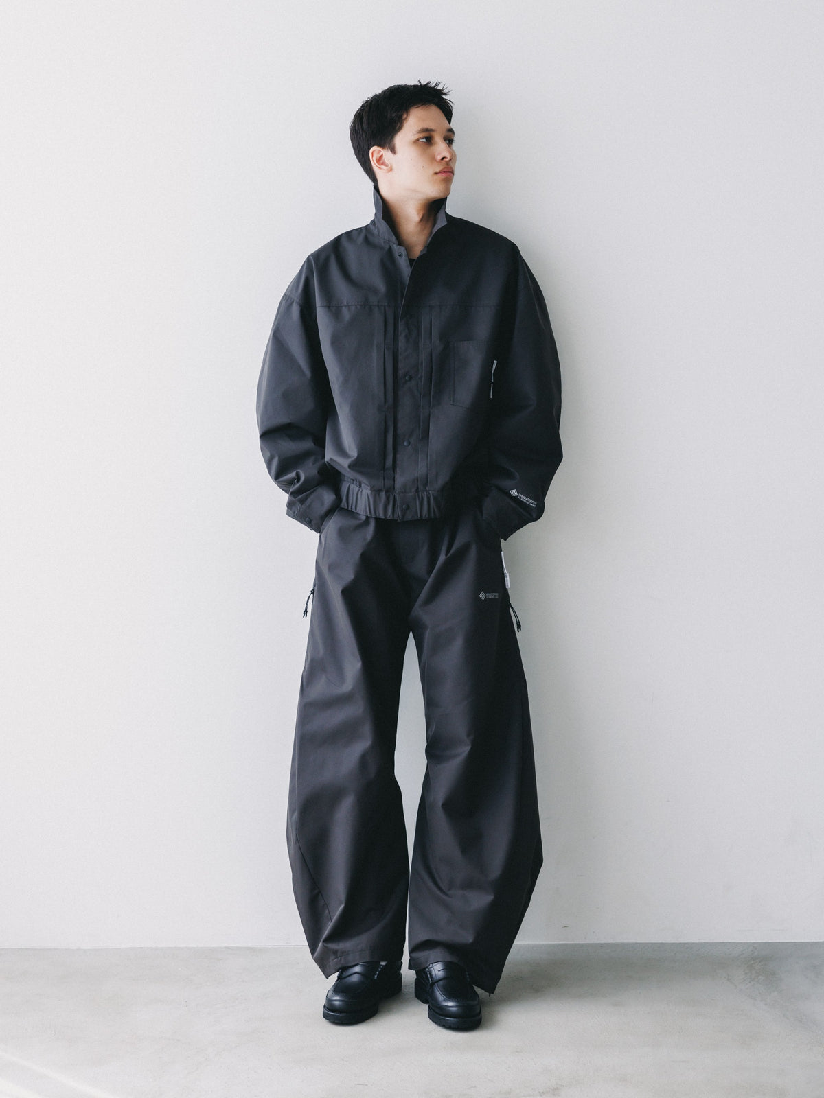 【10.17 SAT 20:00- IN STOCK】 +phenix WINDSTOPPER® by GORE-TEX LABS TWILL CITY BARREL LEG PANTS (SHADOW GRAY)