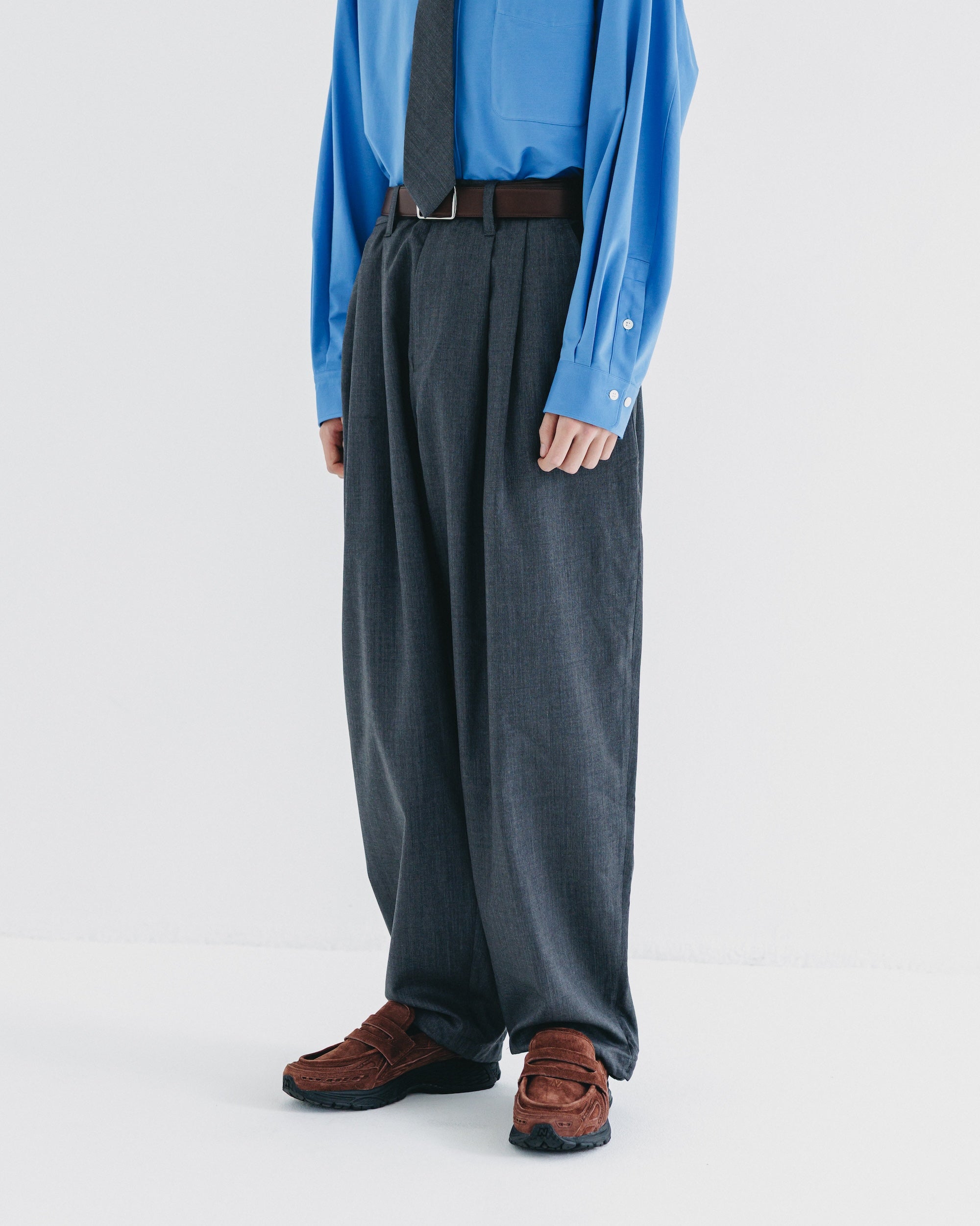 【9.6 SAT 20:00- IN STOCK】WOOL GABARDINE CITY UNIFORM WIDE TAPERED PANTS (GRAY)