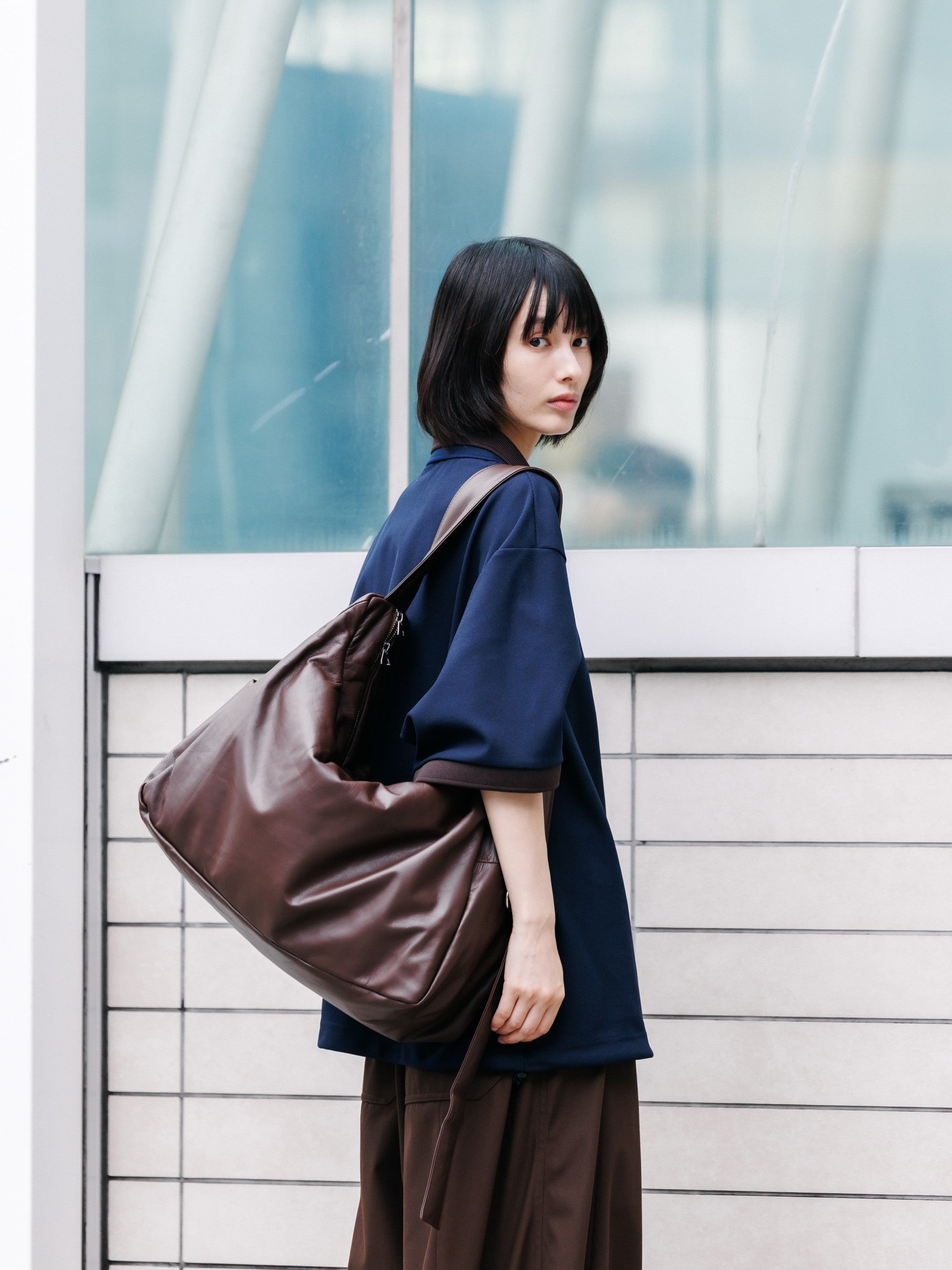 【8.5 WED 20:00- IN STOCK】LEATHER HOLIDAY BAG LARGE (BROWN)