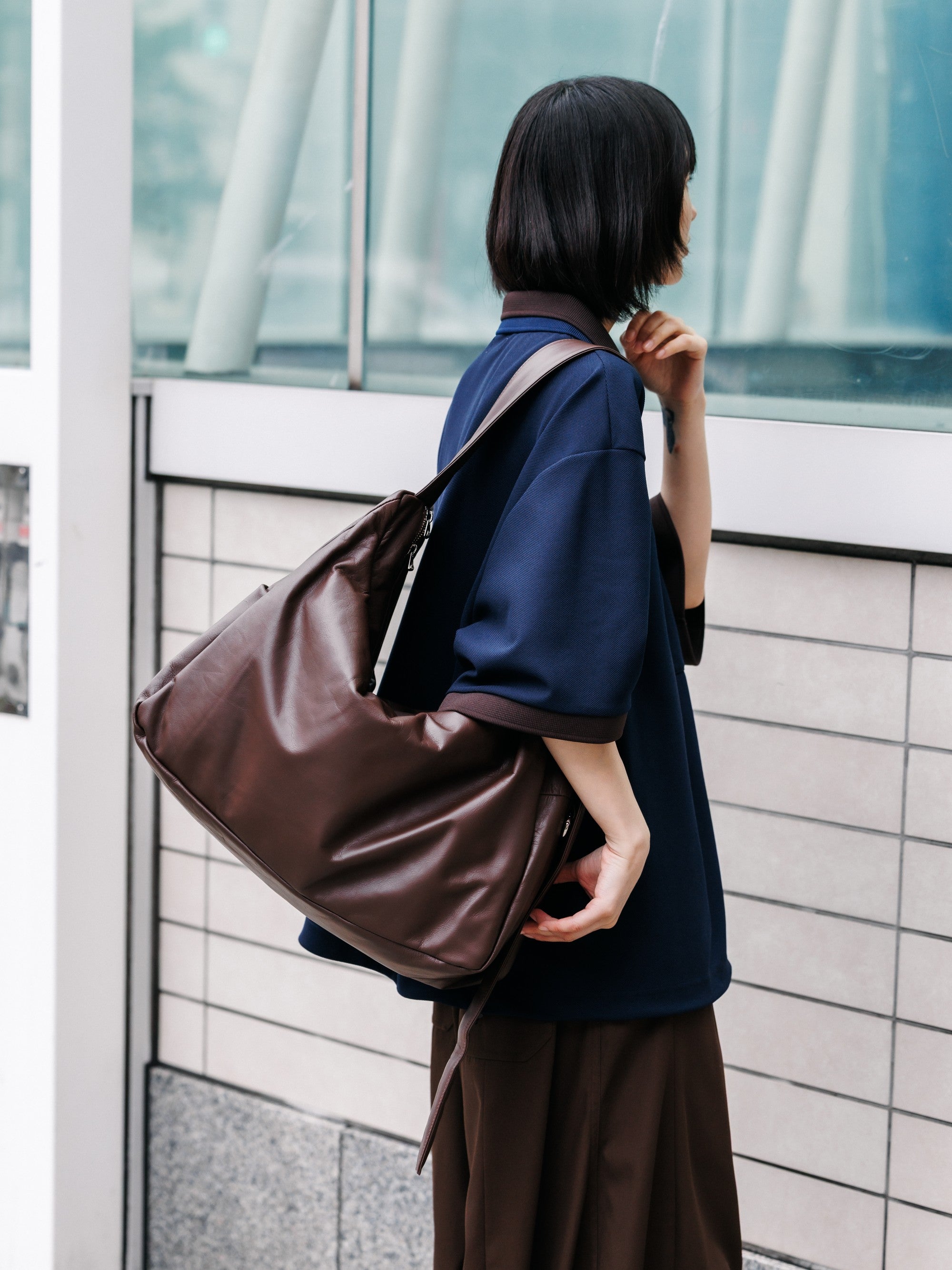 【8.5 WED 20:00- IN STOCK】LEATHER HOLIDAY BAG LARGE (BROWN)