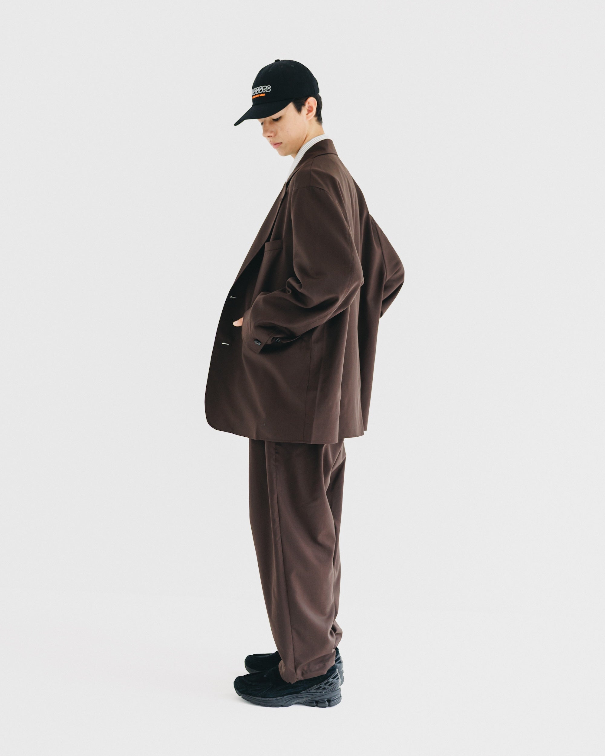 【9.6 SAT 20:00- IN STOCK】WOOL GABARDINE CITY UNIFORM TAILORED JACKET (BROWN)