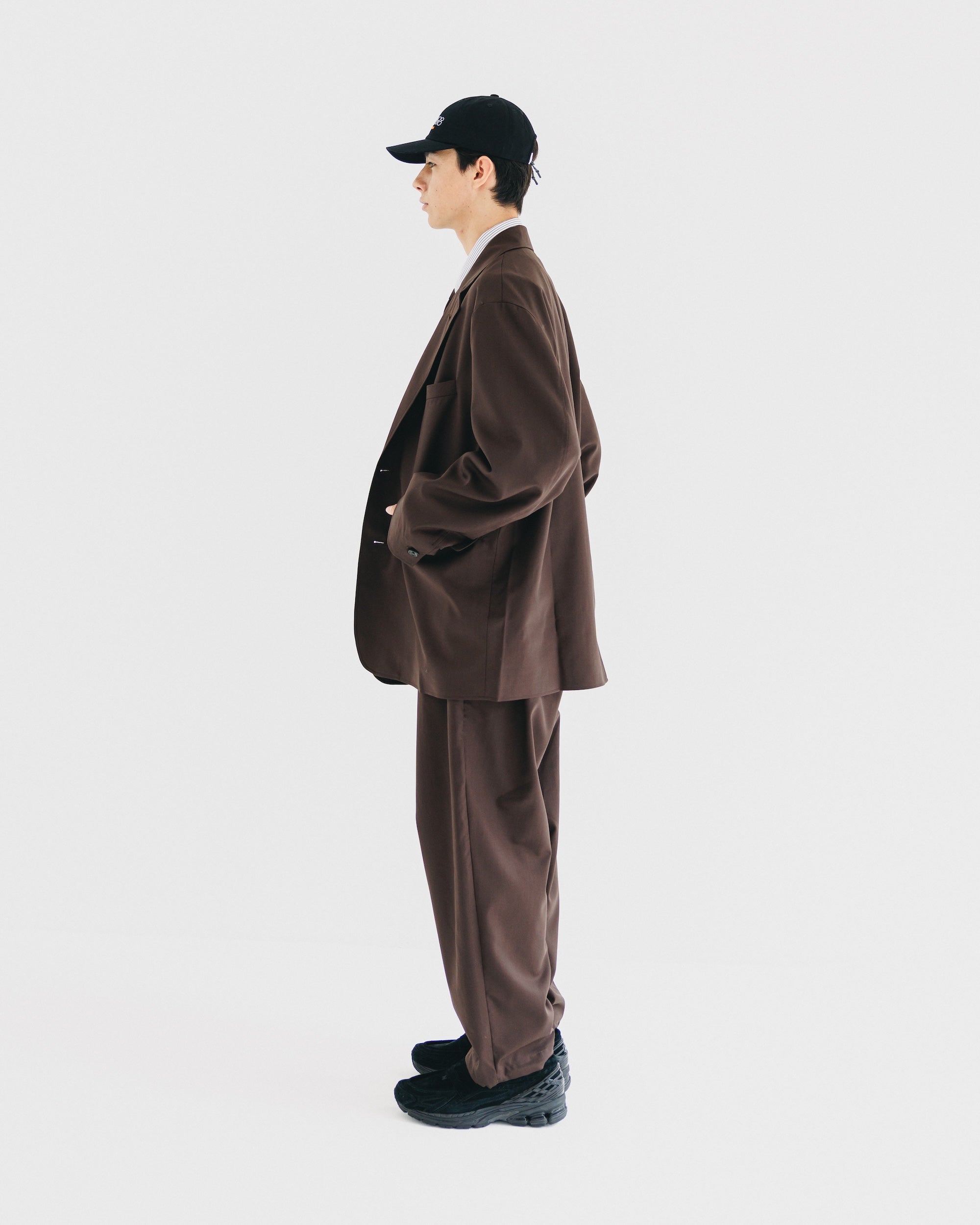 【9.6 SAT 20:00- IN STOCK】WOOL GABARDINE CITY UNIFORM WIDE TAPERED PANTS (BROWN)