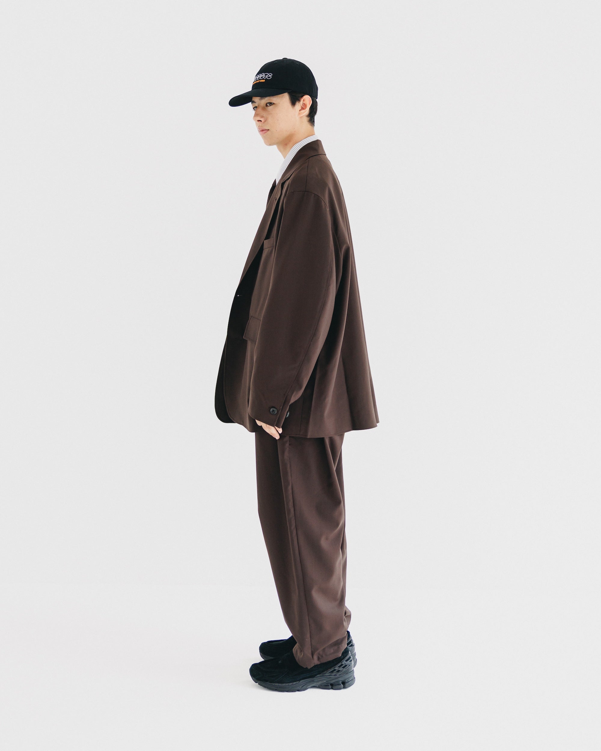 【9.6 SAT 20:00- IN STOCK】WOOL GABARDINE CITY UNIFORM TAILORED JACKET (BROWN)