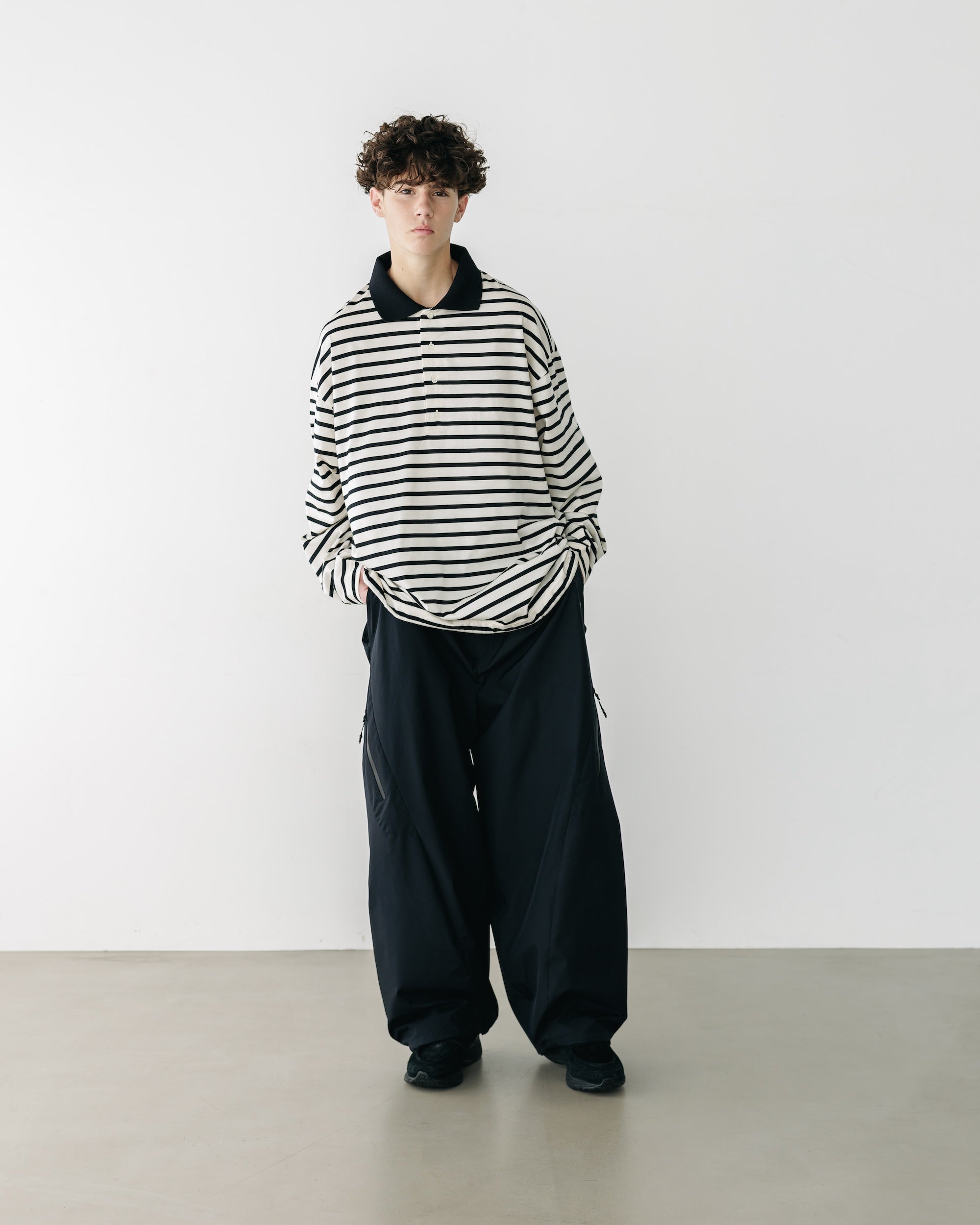 WIDE STRIPED L/S POLO WITH DRAWSTRINGS (IVORY×BLACK)