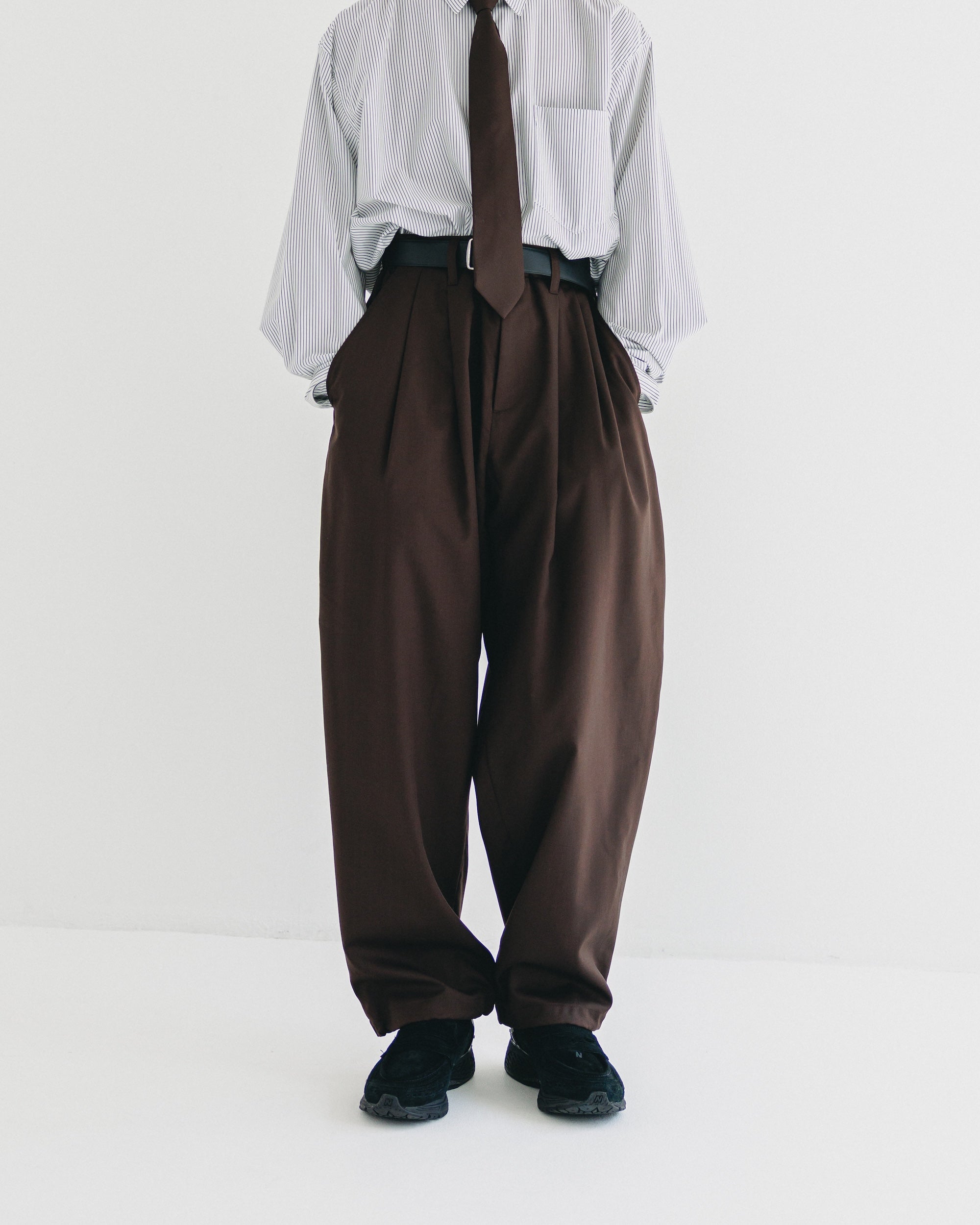 【9.6 SAT 20:00- IN STOCK】WOOL GABARDINE CITY UNIFORM WIDE TAPERED PANTS (BROWN)