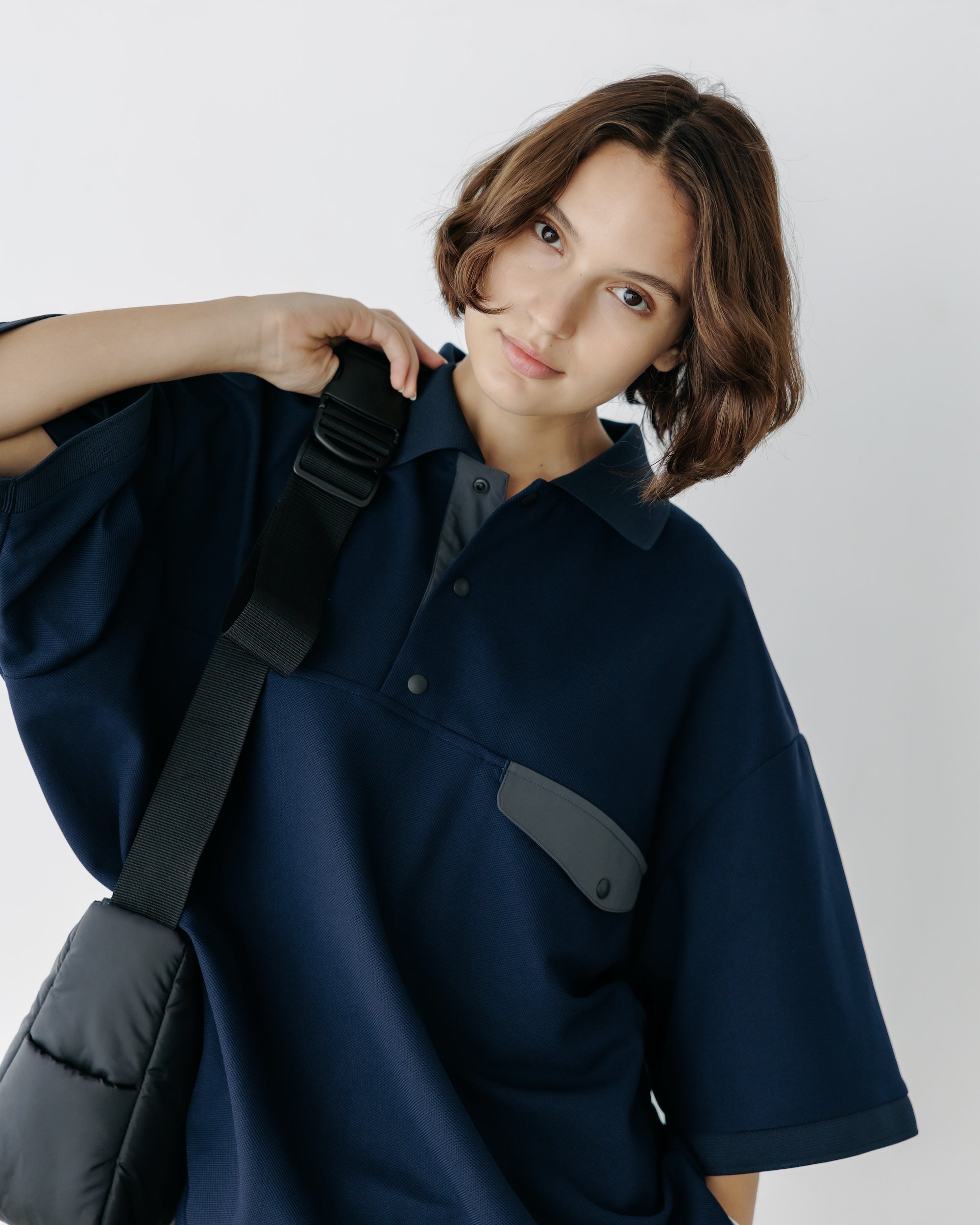 【8.20 WED 20:00- IN STOCK】ACTIVE CITY S/S SNAP POLO SHIRT (NAVY)