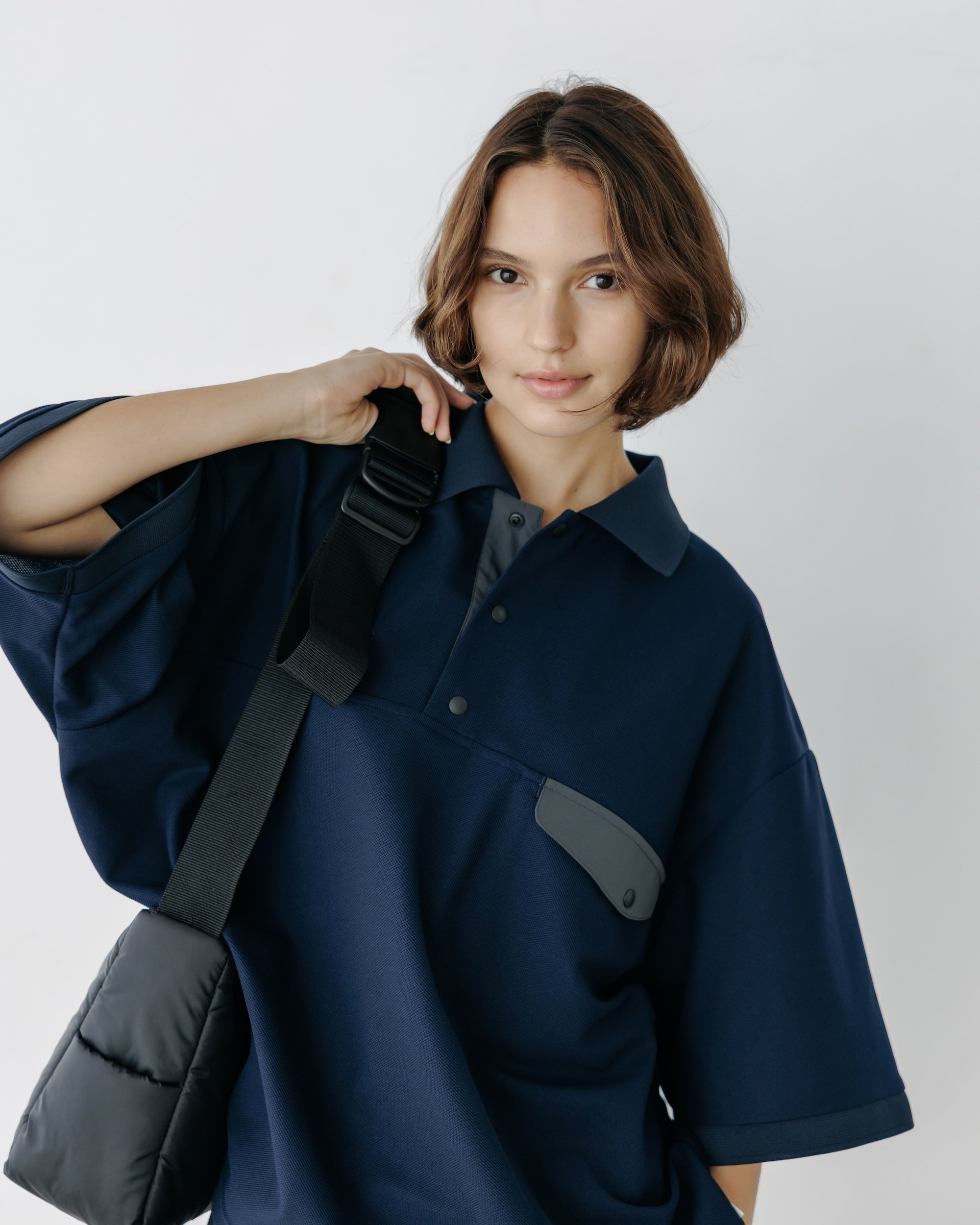 【8.20 WED 20:00- IN STOCK】ACTIVE CITY S/S SNAP POLO SHIRT (NAVY)
