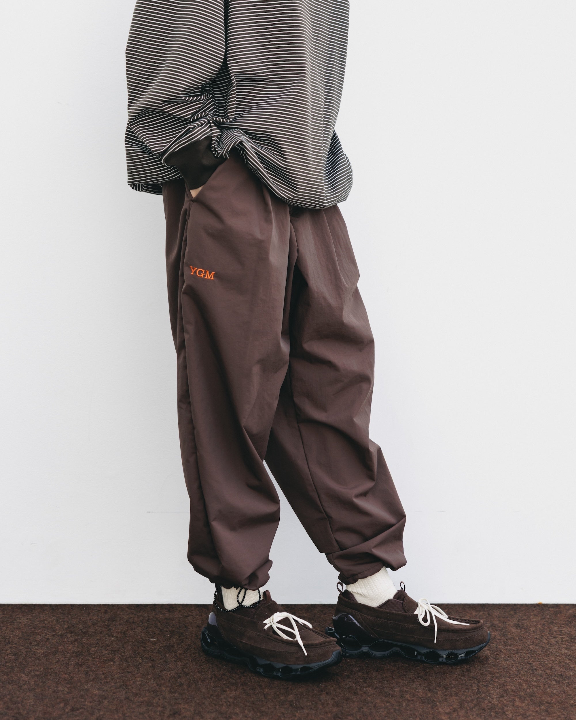 【10.15 WED 20:00- IN STOCK】WATER REPELLENT NYLON CITY UNIFORM WIDE TAPERED PANTS FOR YGM (BROWN×ORANGE)