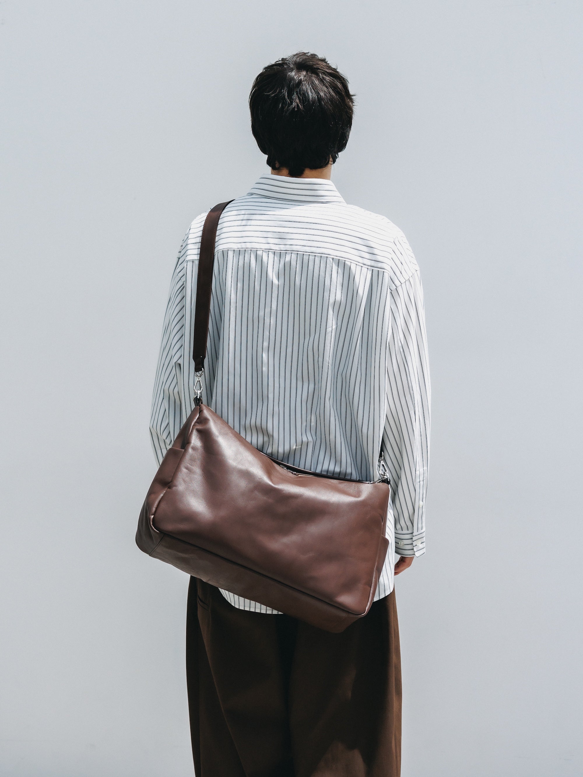 【6.17 WED 20:00- IN STOCK】LEATHER DAYOFF BAG LARGE (BROWN)