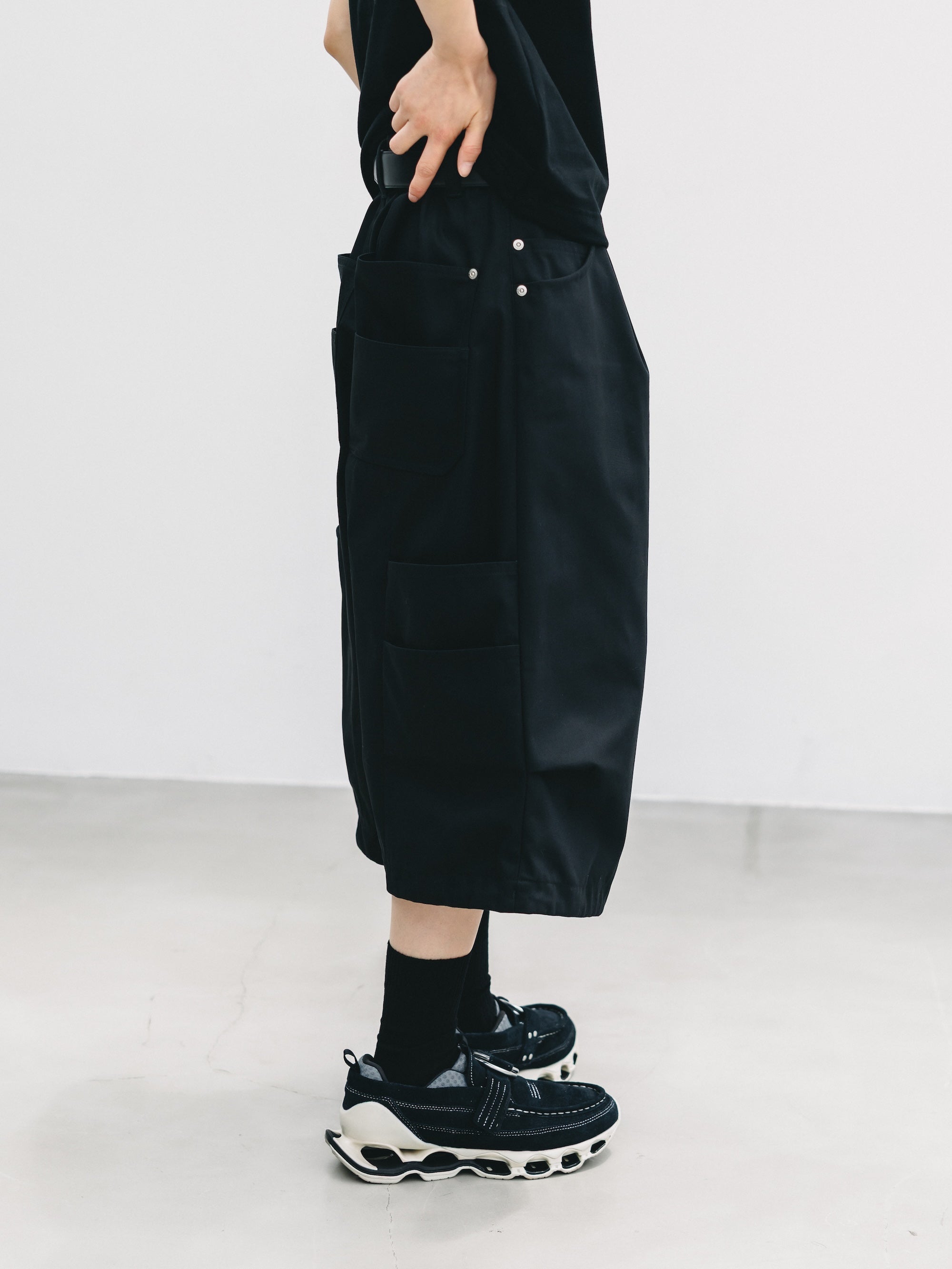 T/C GABARDINE CITY MASSIVE UTILITY CROPPED PANTS (BLACK)