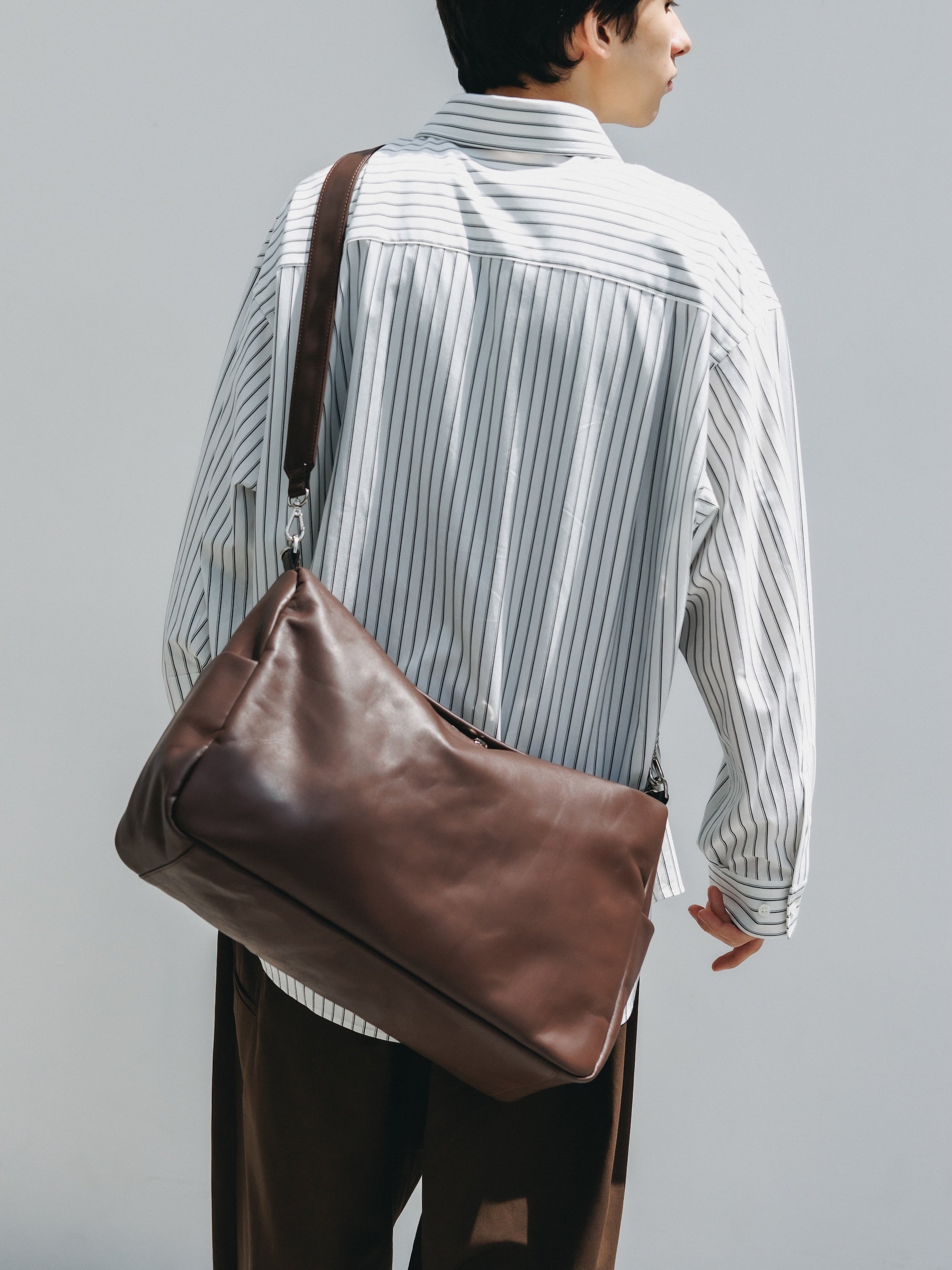 【6.17 WED 20:00- IN STOCK】LEATHER DAYOFF BAG LARGE (BROWN)