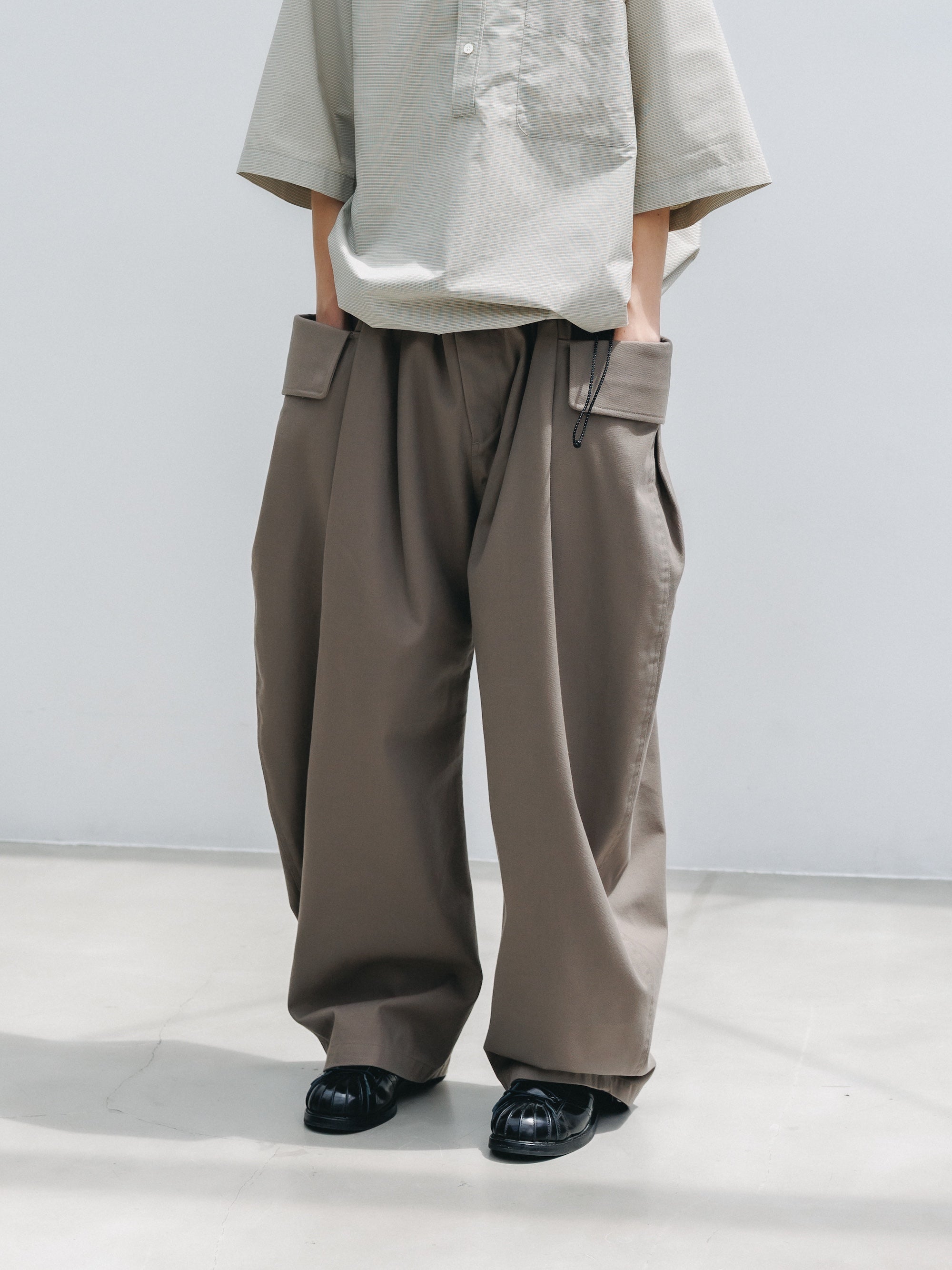 【4.25 SAT 20:00- IN STOCK】SIDE FLAP CURVE PANTS (MOCHA)
