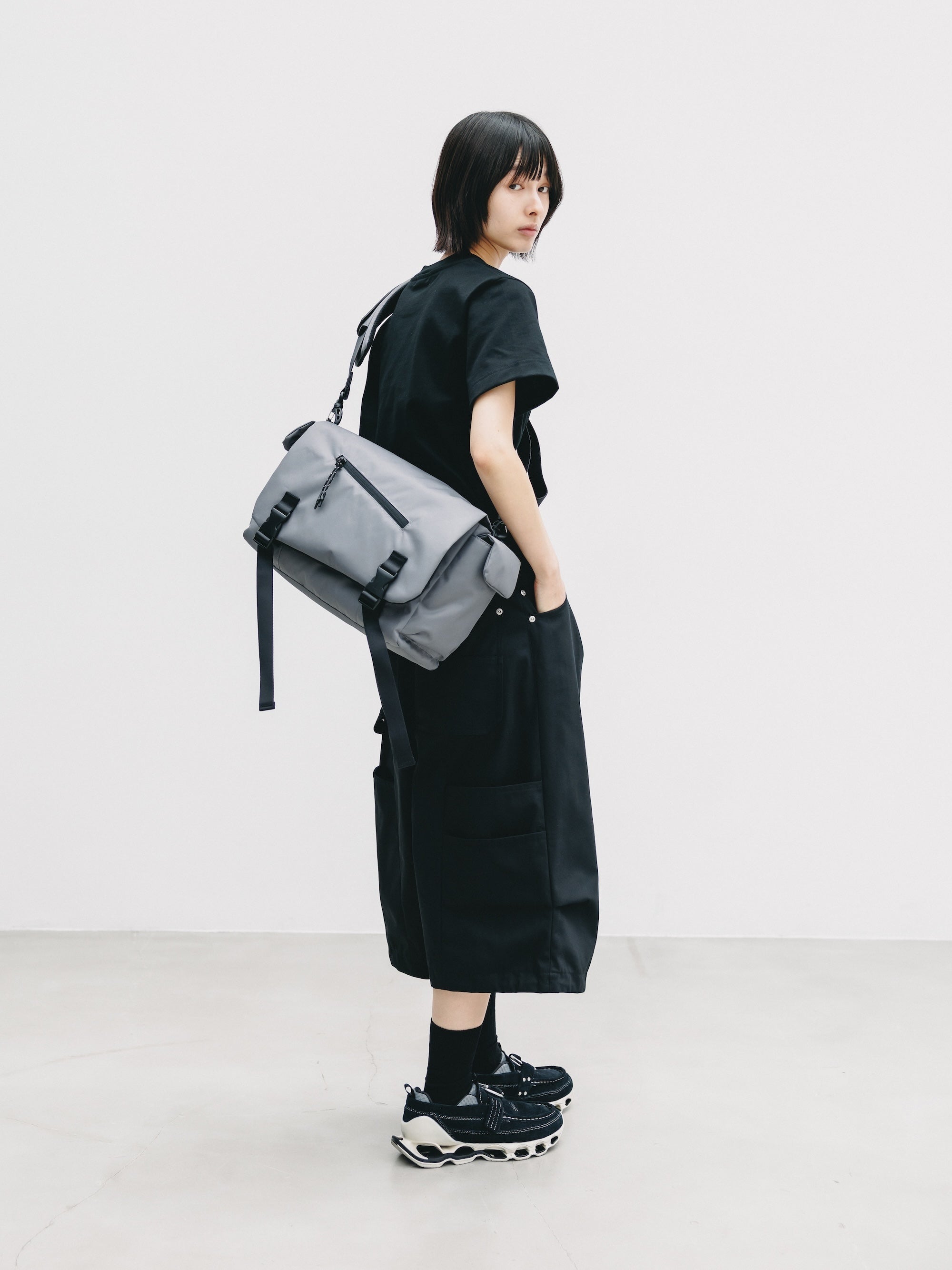 【6.13 SAT 20:00- IN STOCK】JOURNEY CROSS MESSENGER BAG (GRAY)