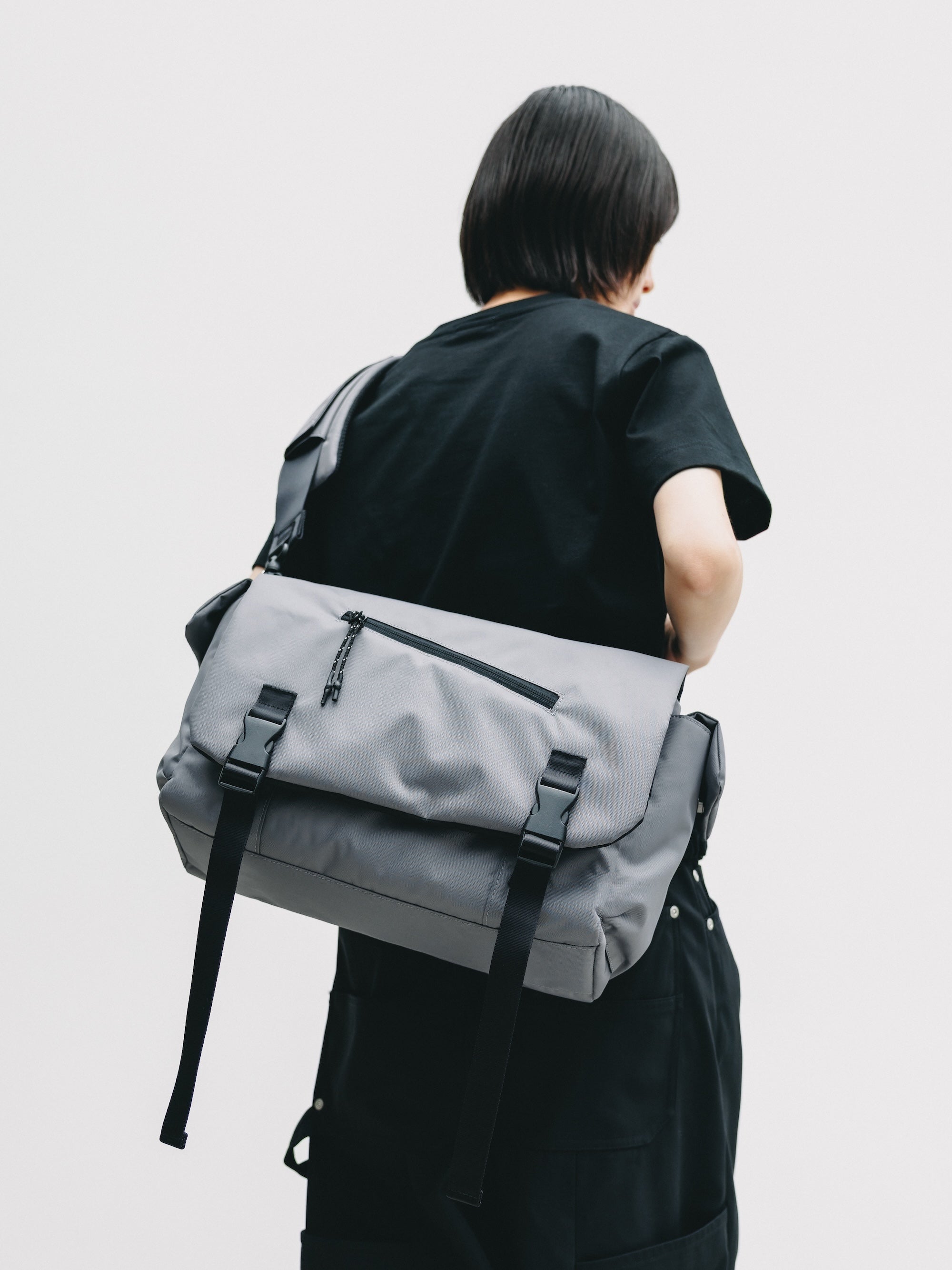 【6.13 SAT 20:00- IN STOCK】JOURNEY CROSS MESSENGER BAG (GRAY)