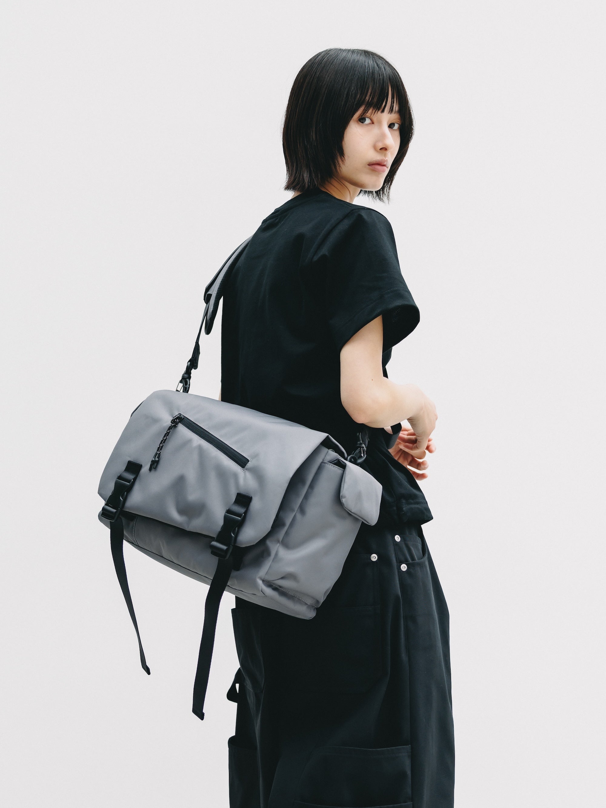 【6.13 SAT 20:00- IN STOCK】JOURNEY CROSS MESSENGER BAG (GRAY)