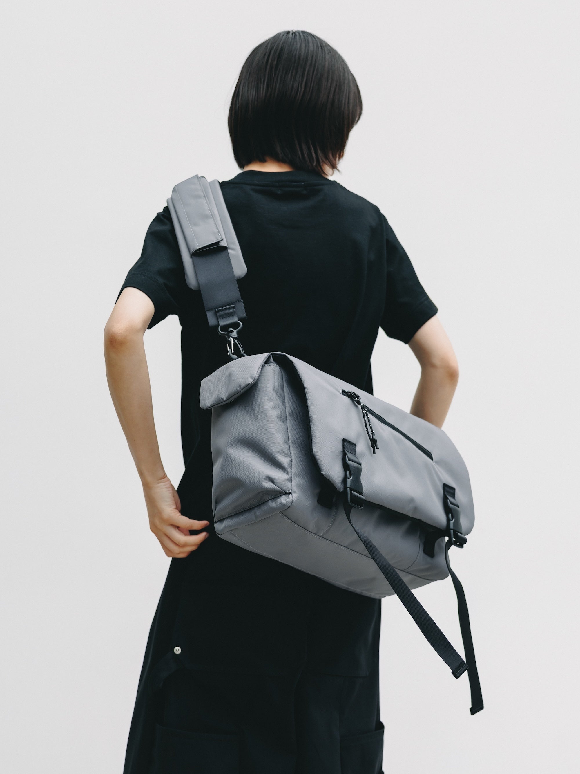 【6.13 SAT 20:00- IN STOCK】JOURNEY CROSS MESSENGER BAG (GRAY)