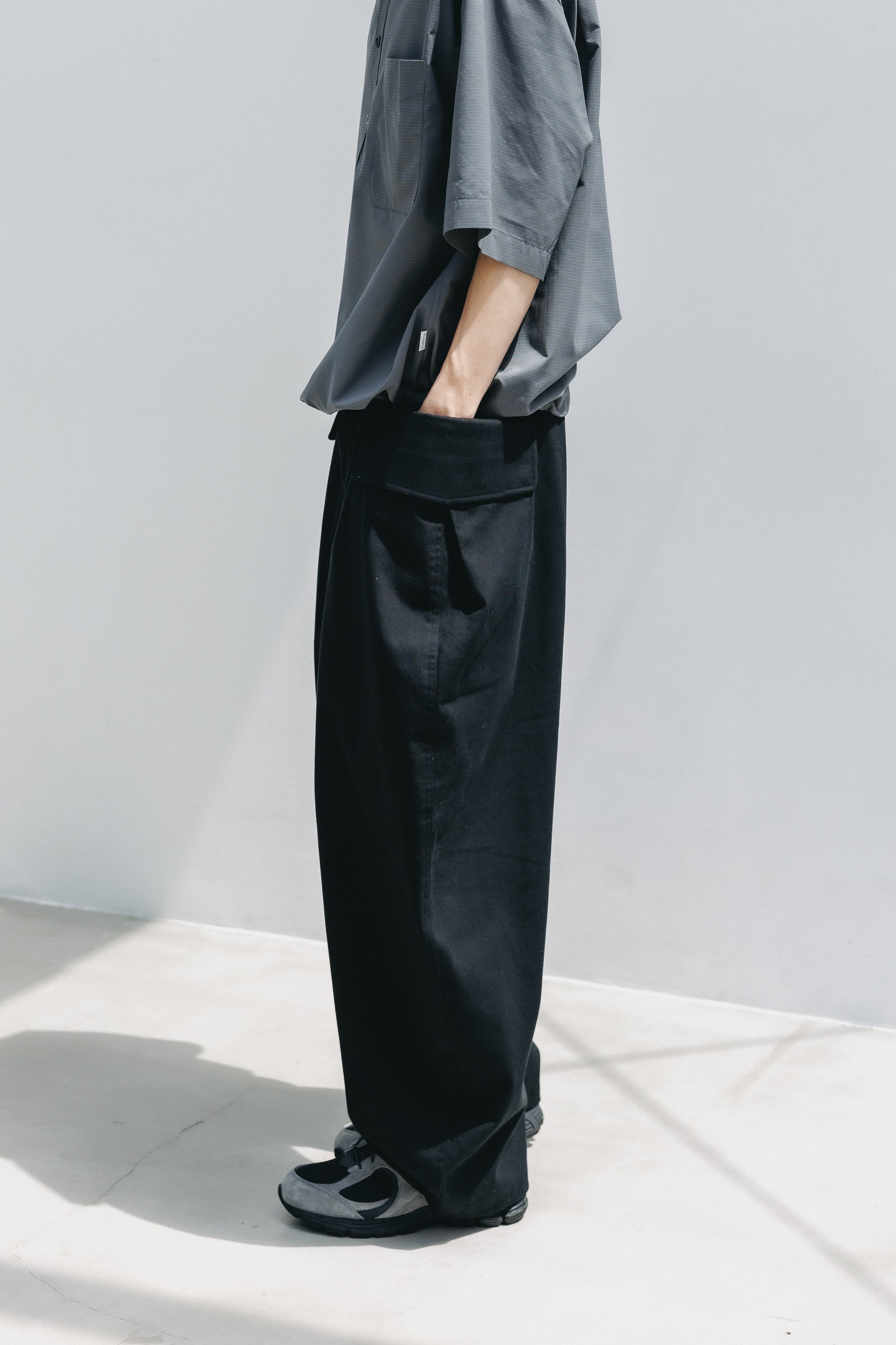 SIDE FLAP CURVE PANTS (BLACK)