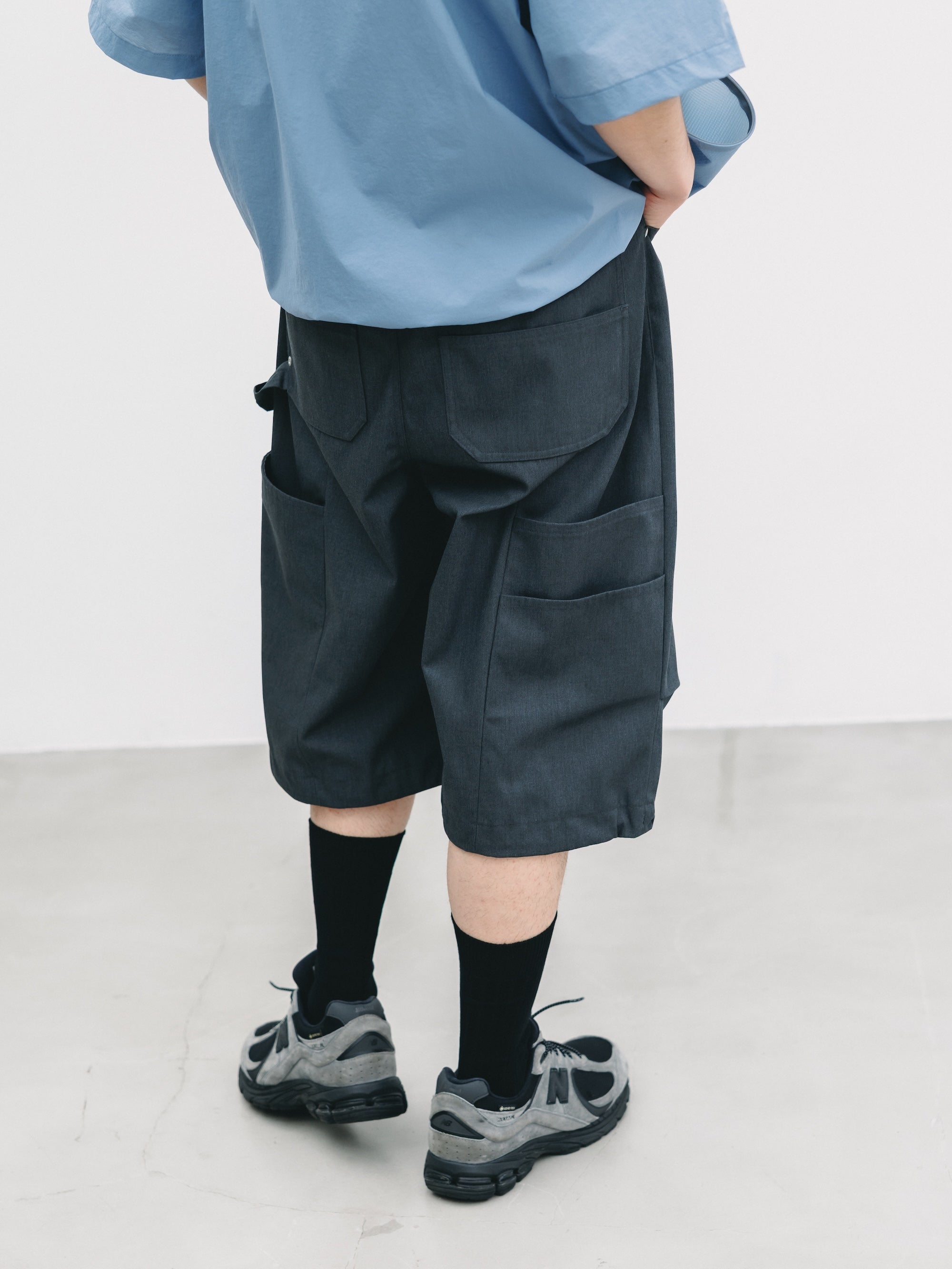 T/C GABARDINE CITY MASSIVE UTILITY CROPPED PANTS (CHARCOAL)