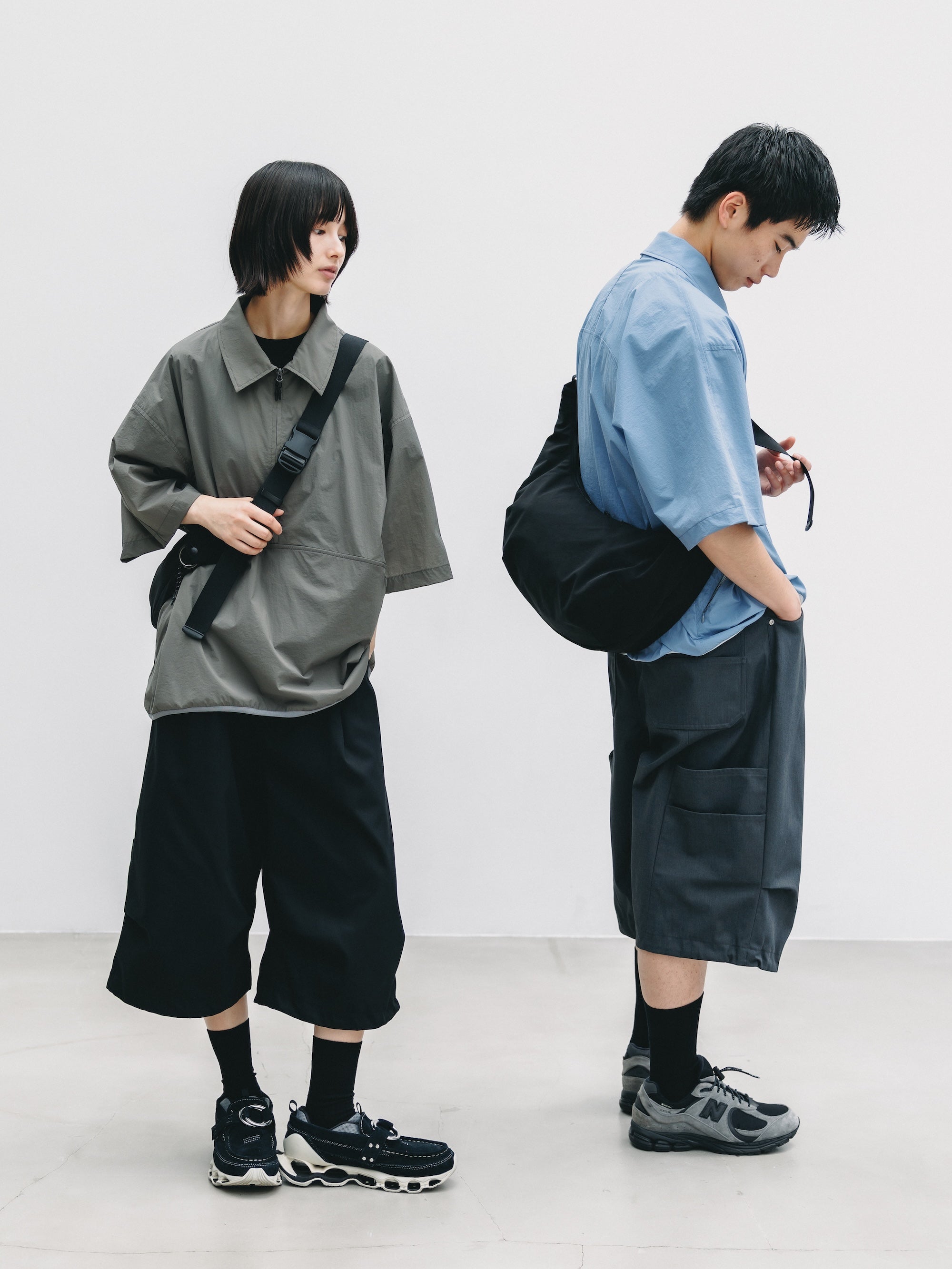 T/C GABARDINE CITY MASSIVE UTILITY CROPPED PANTS (CHARCOAL)